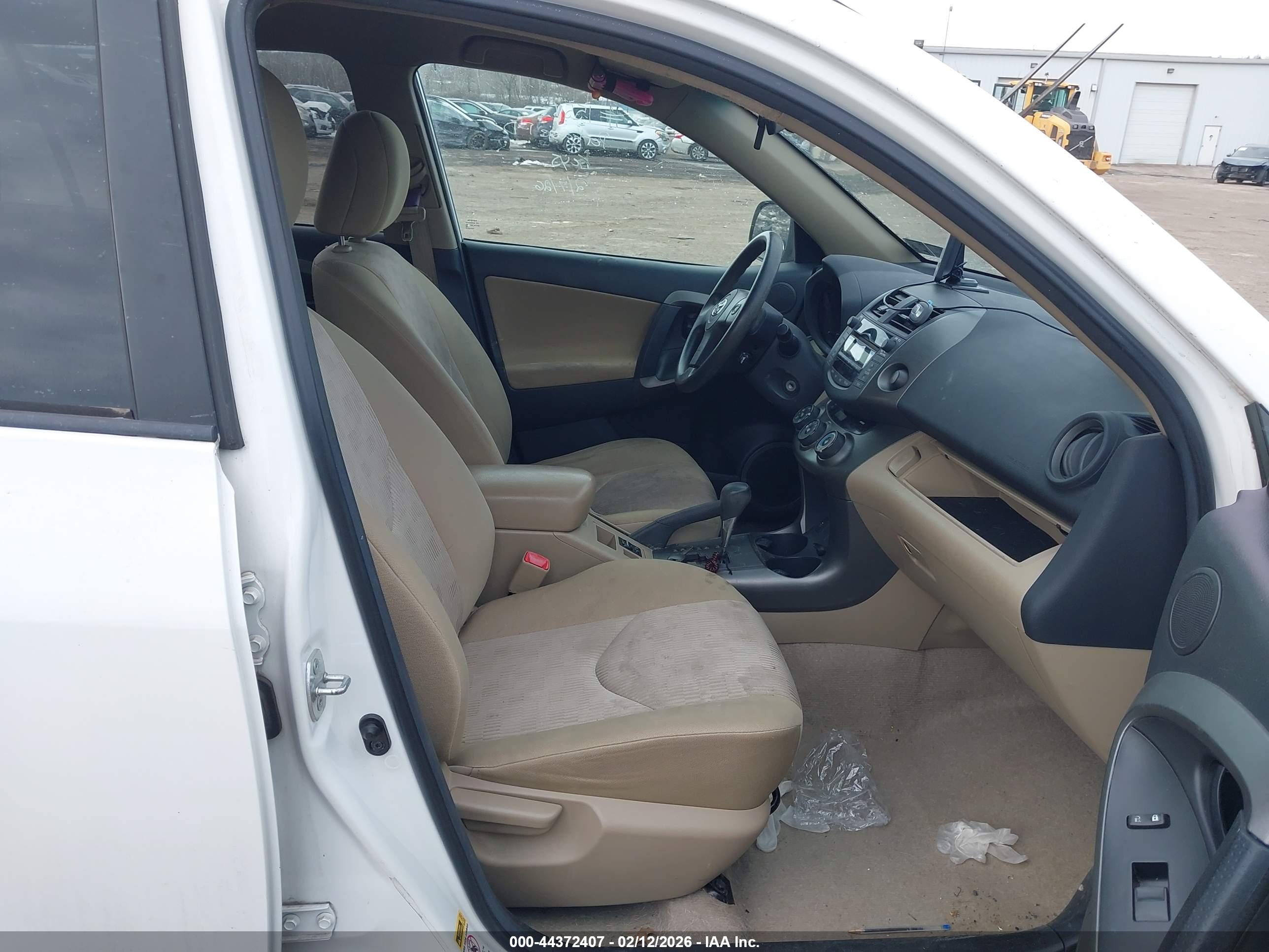TOYOTA RAV4 image 5