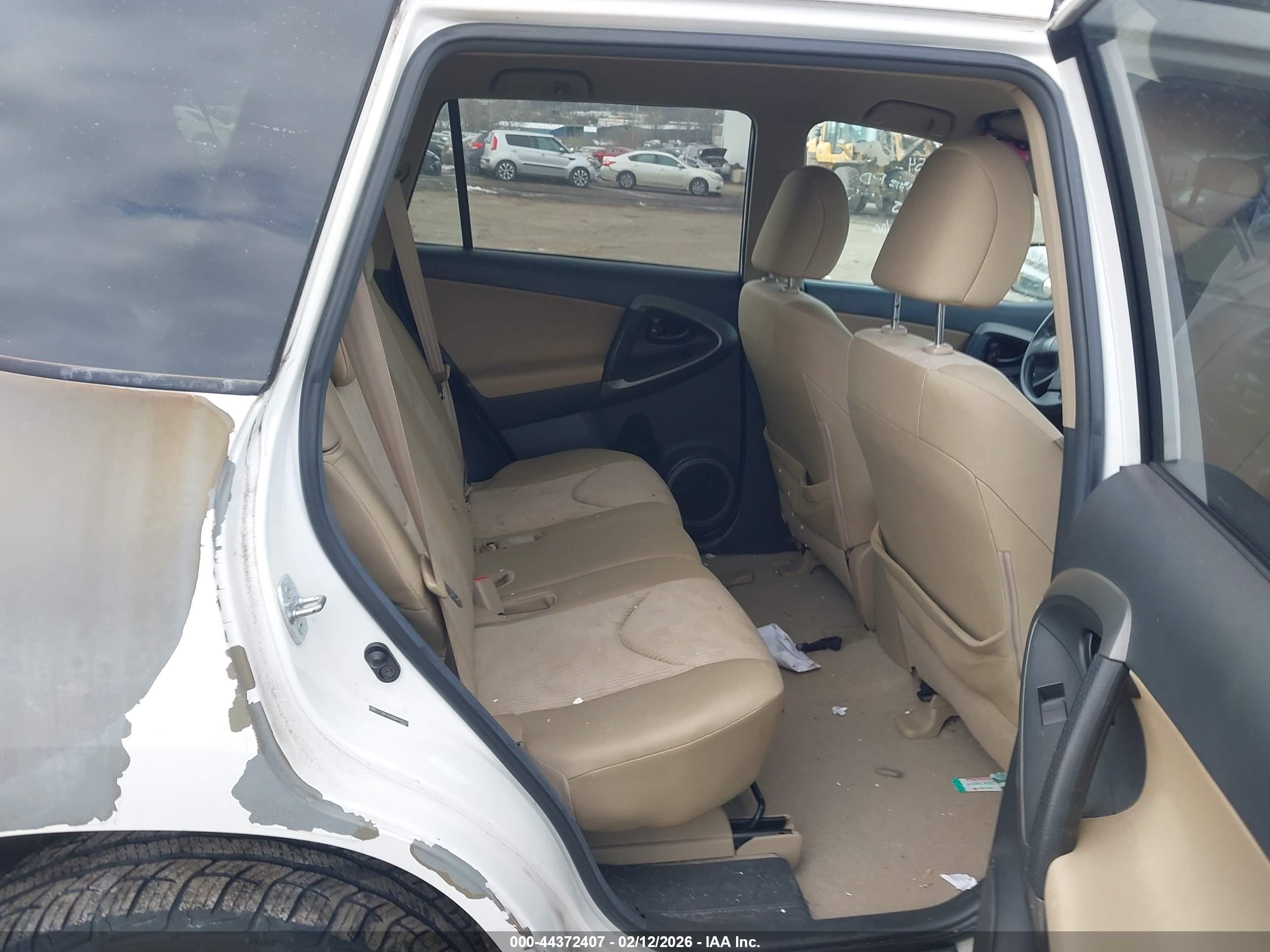 TOYOTA RAV4 image 8
