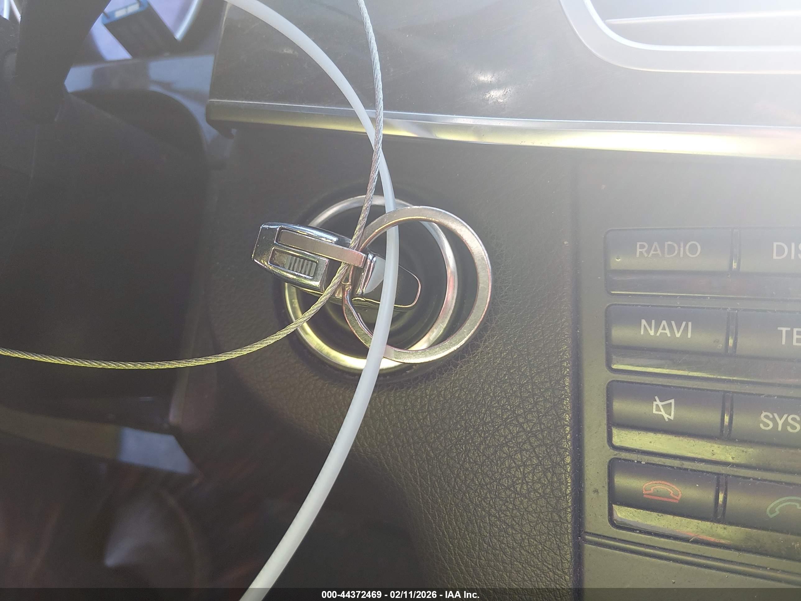 MERCEDES-BENZ E image 11