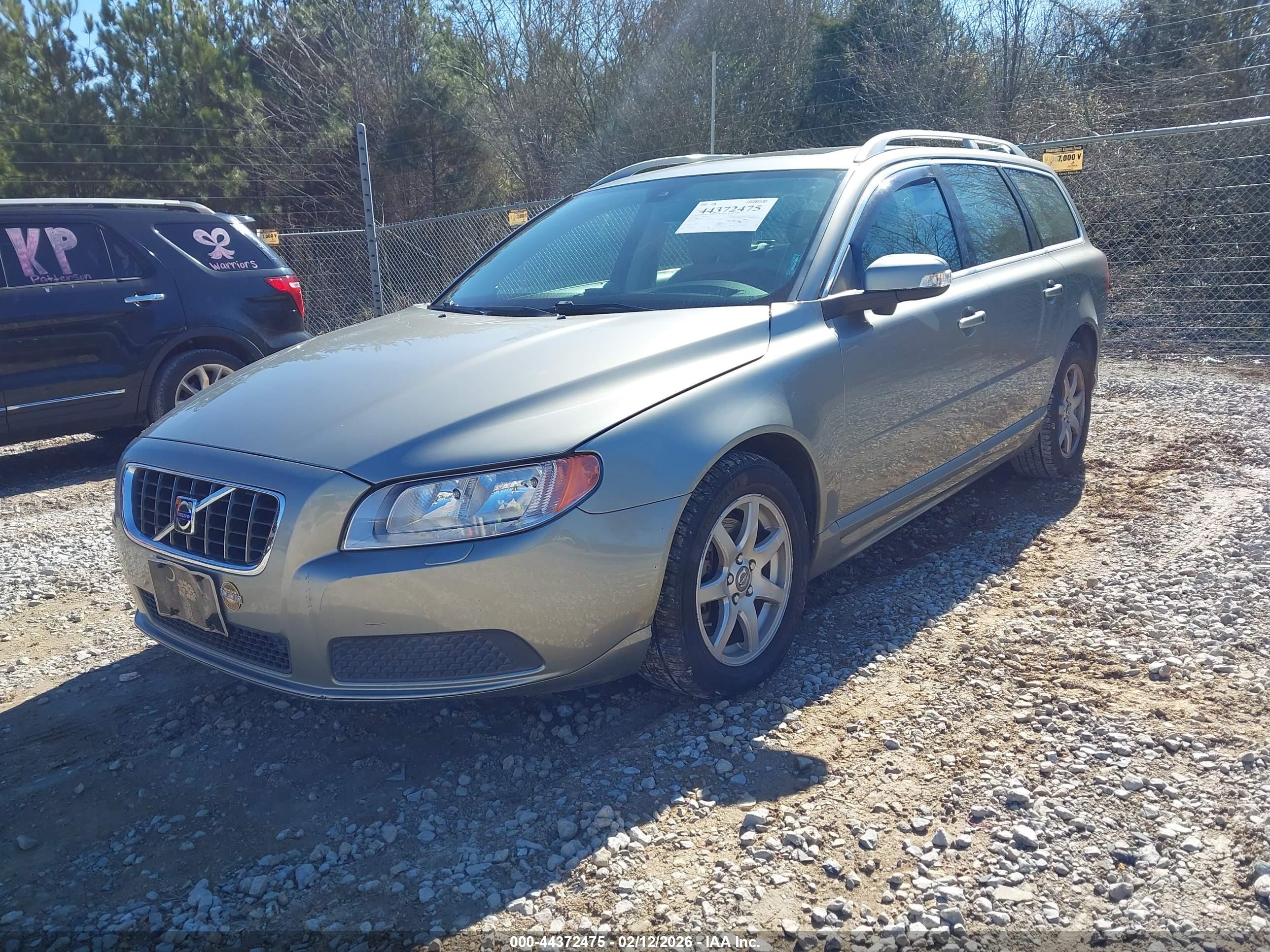 VOLVO V70 image 2