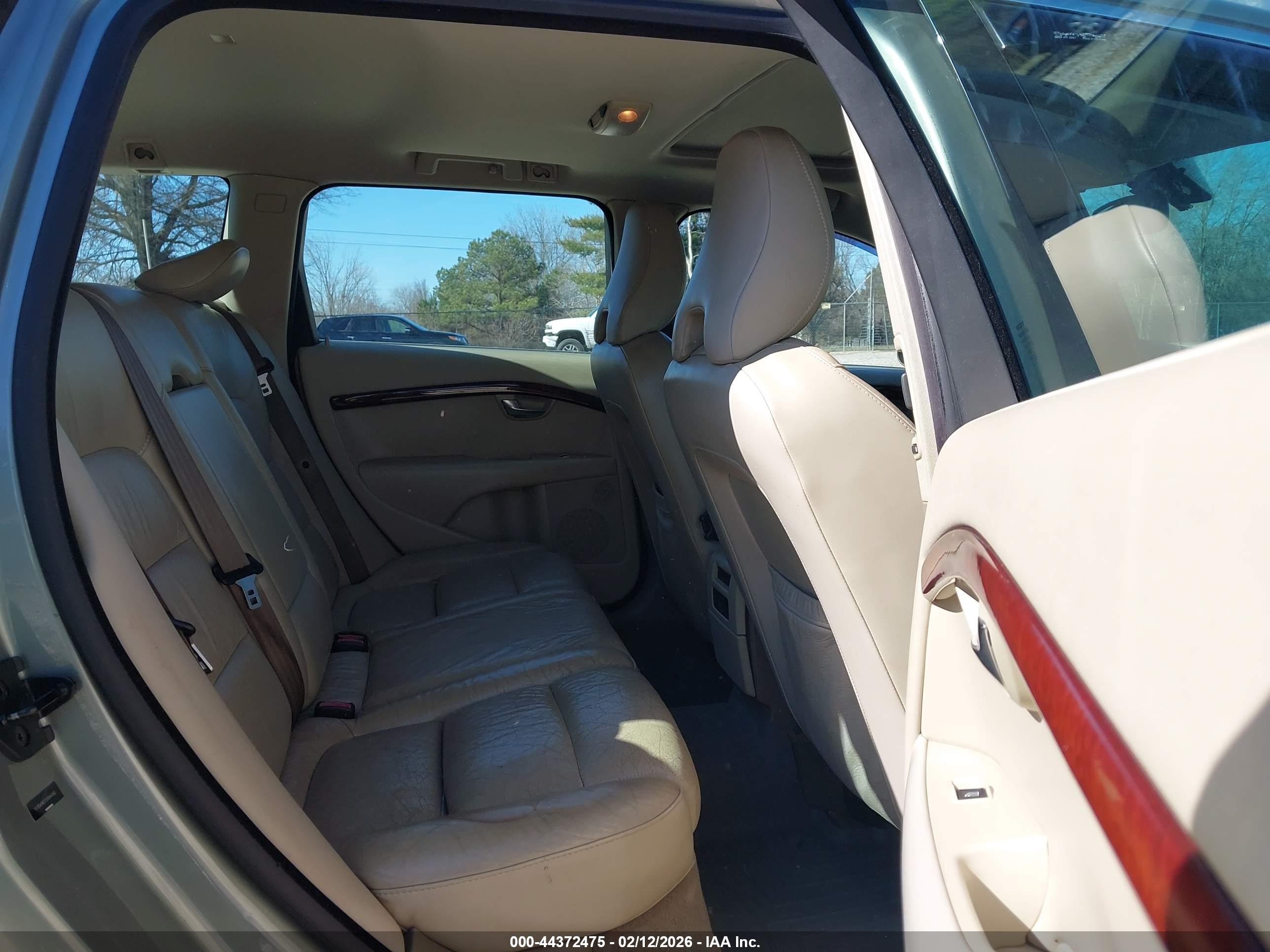 VOLVO V70 image 8