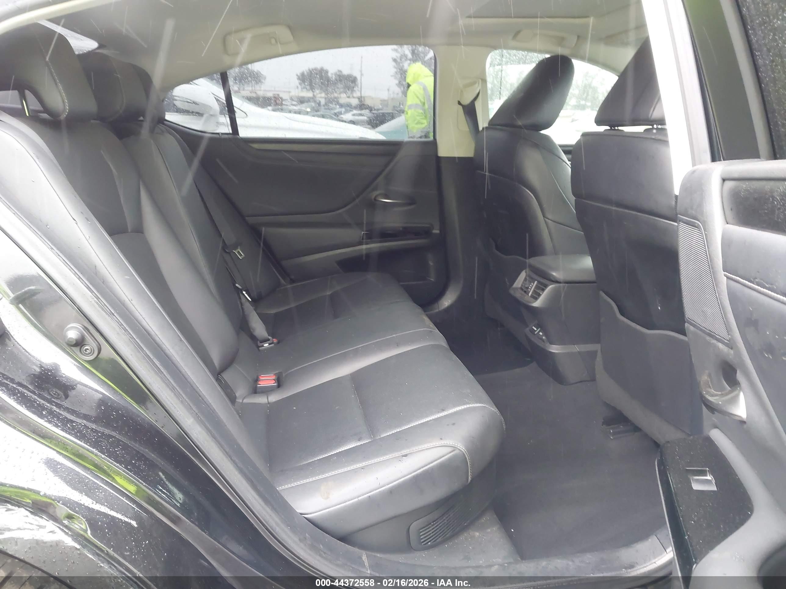 LEXUS ES image 8
