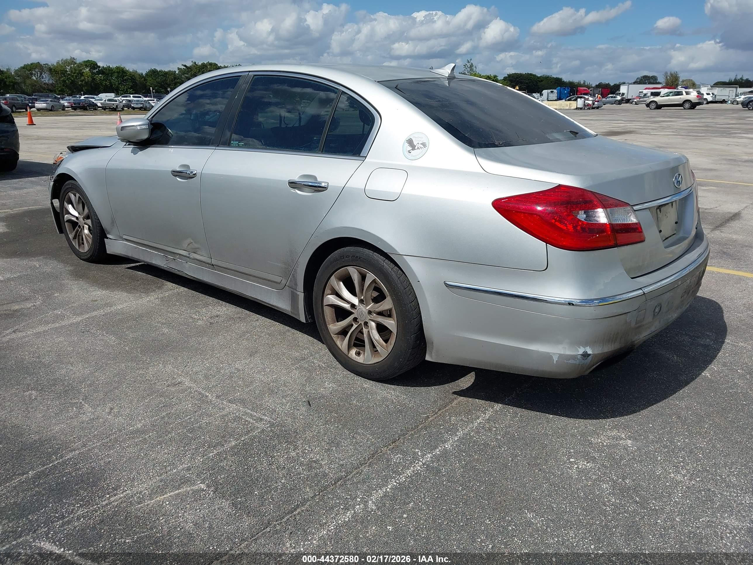 HYUNDAI GENESIS image 3