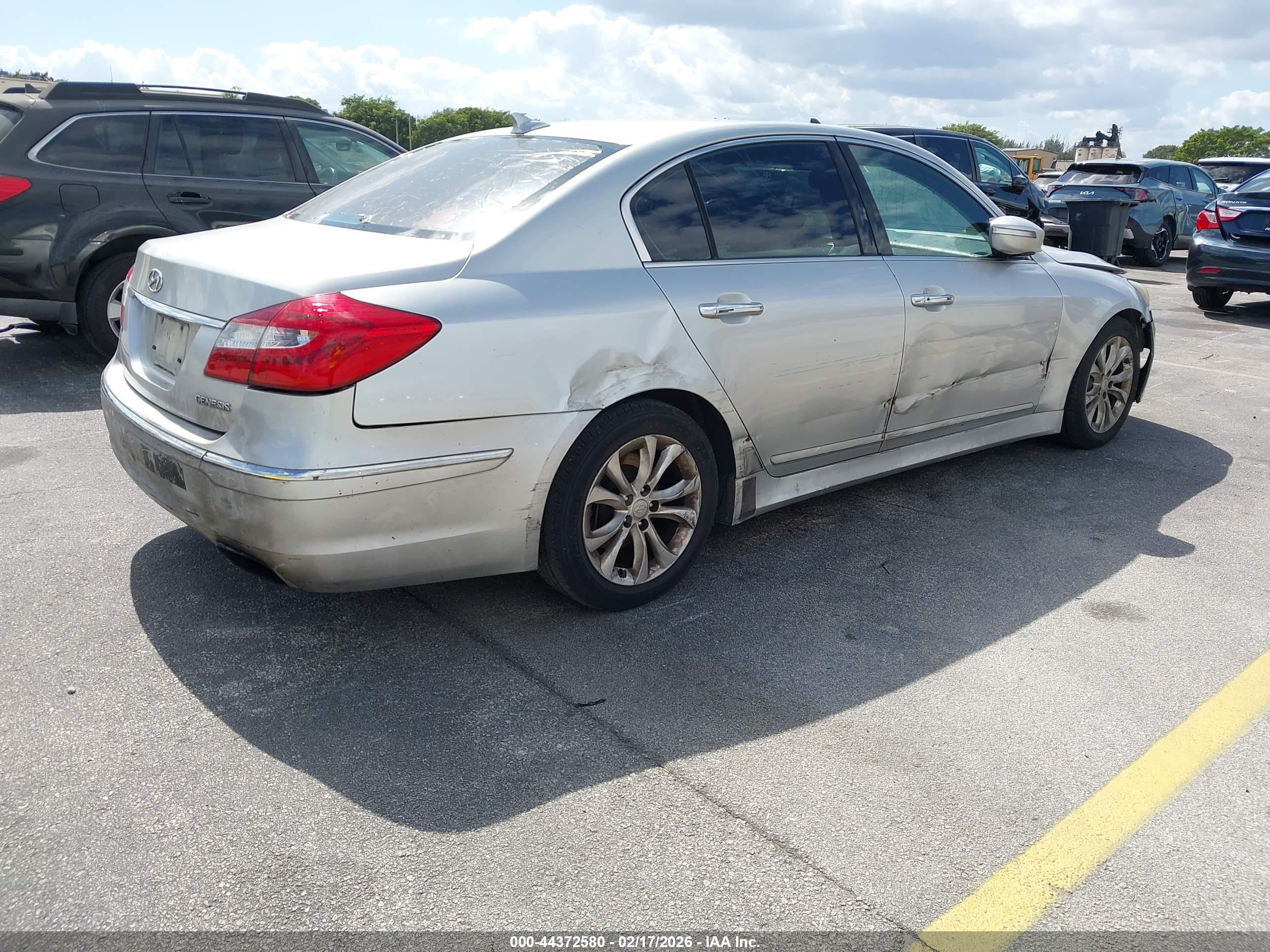 HYUNDAI GENESIS image 4