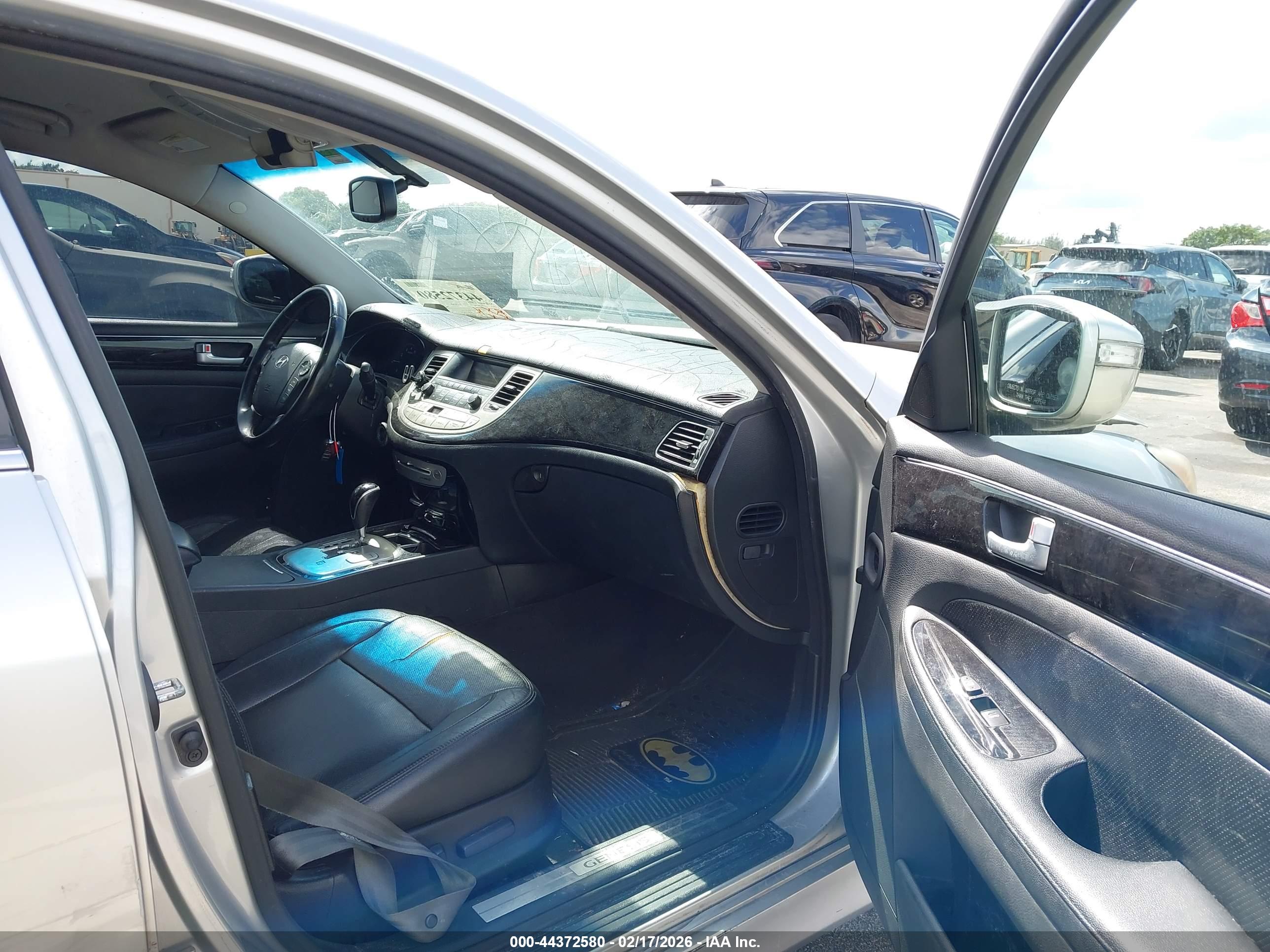 HYUNDAI GENESIS image 5