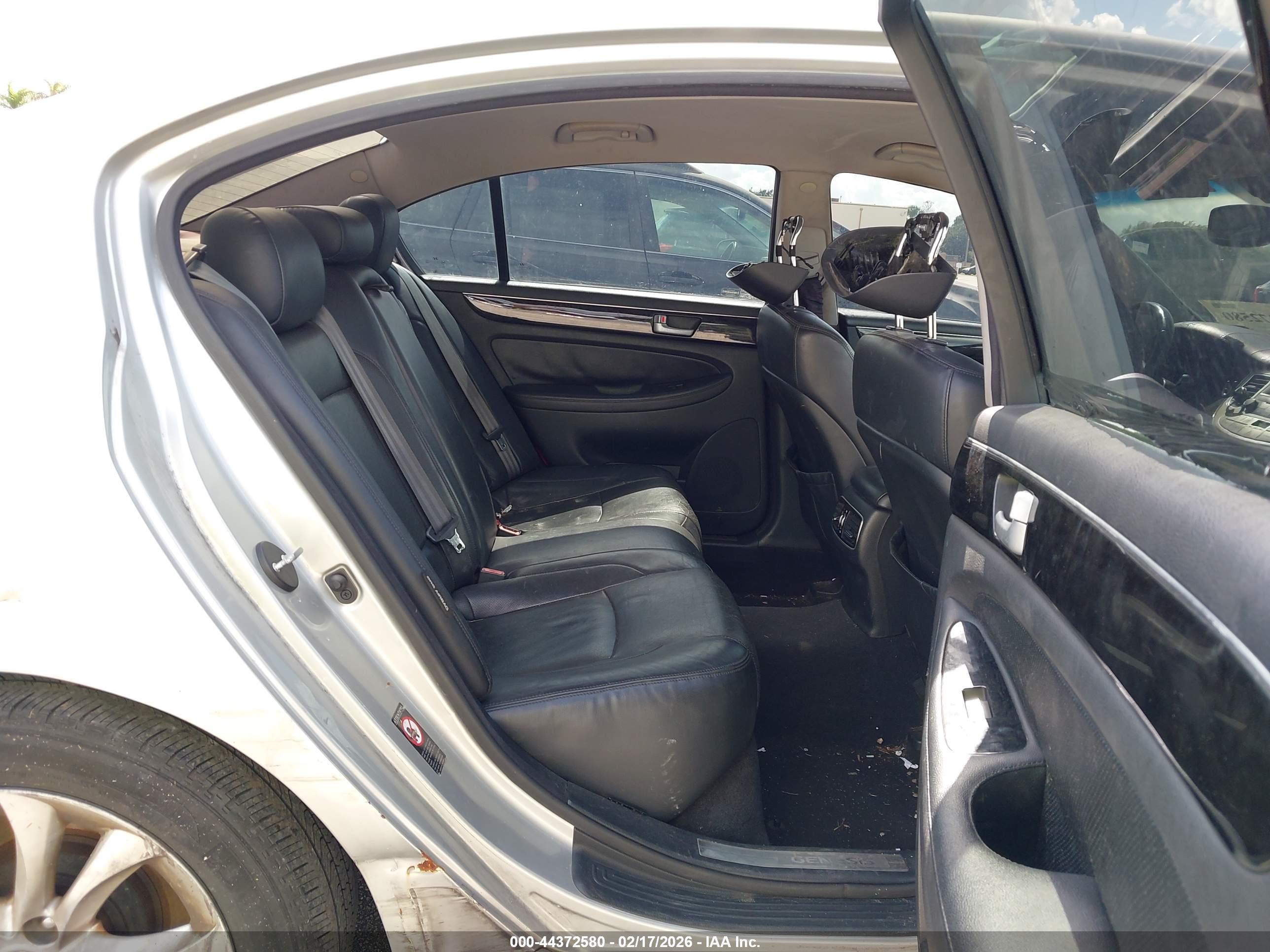 HYUNDAI GENESIS image 8