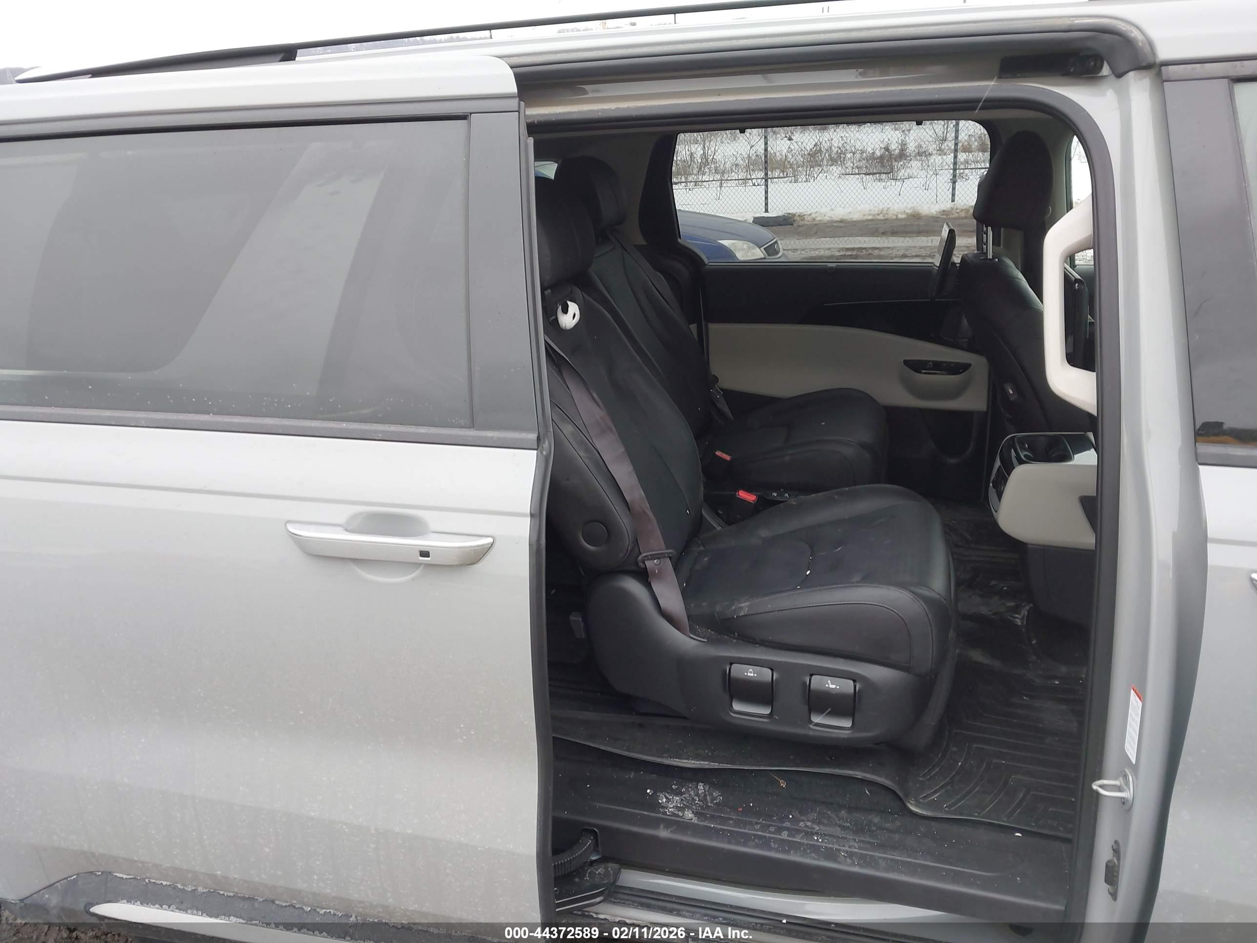 KIA CARNIVAL image 8