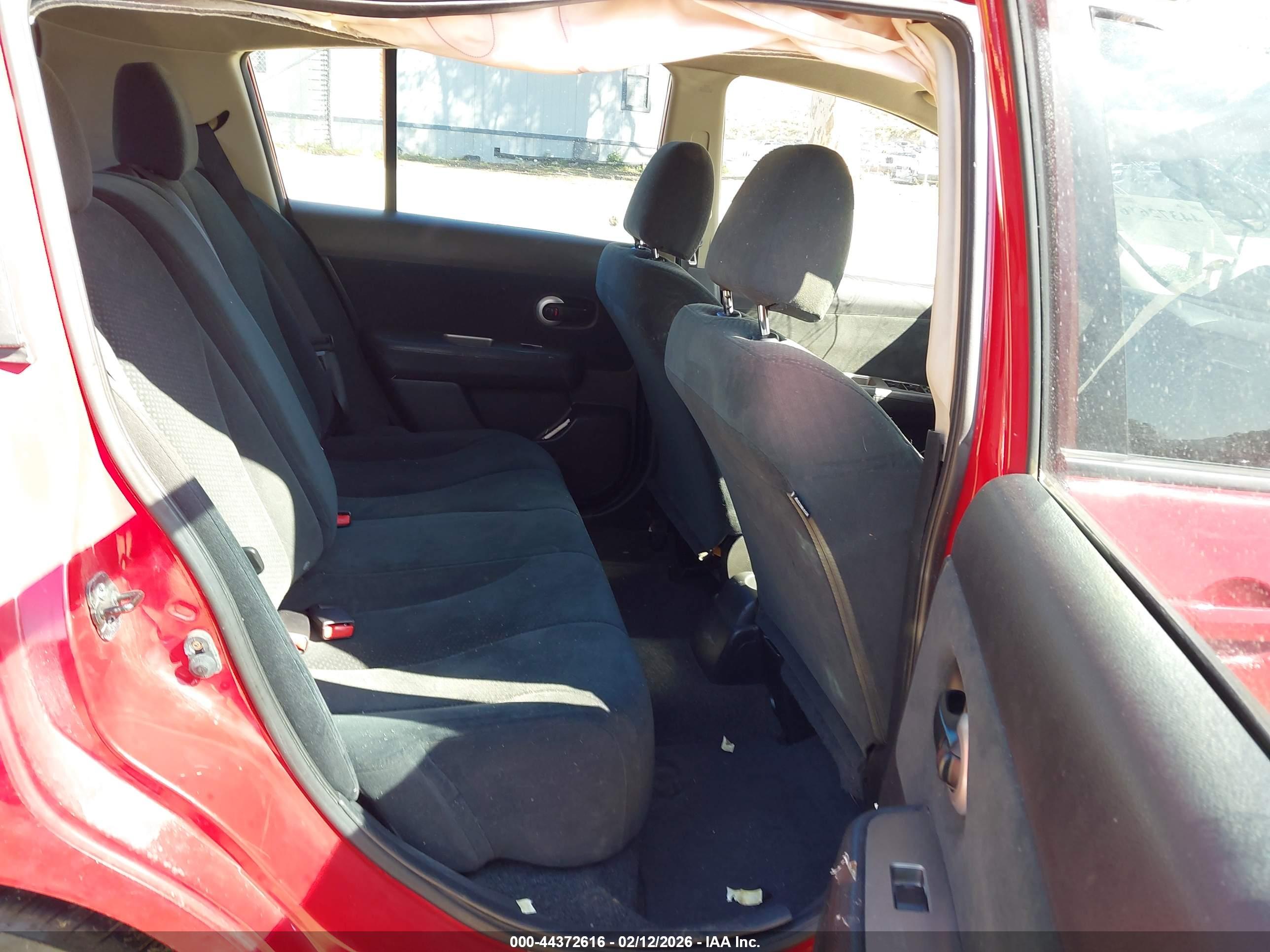NISSAN VERSA image 8