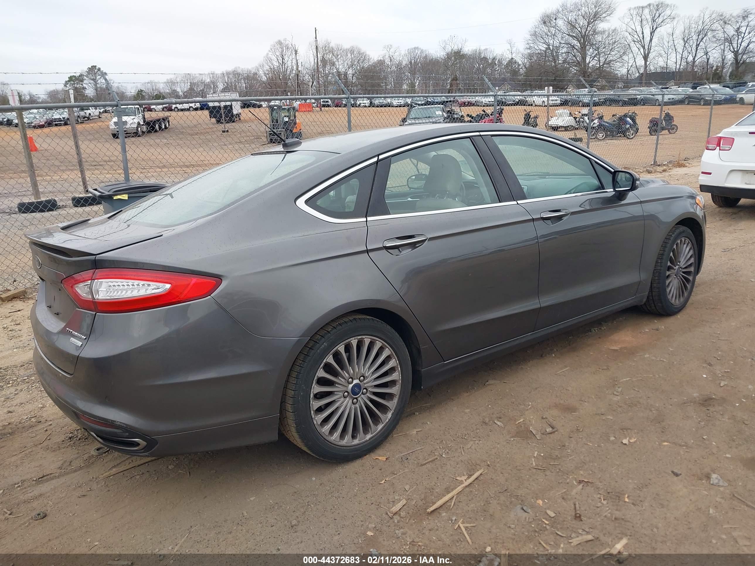 FORD FUSION image 4