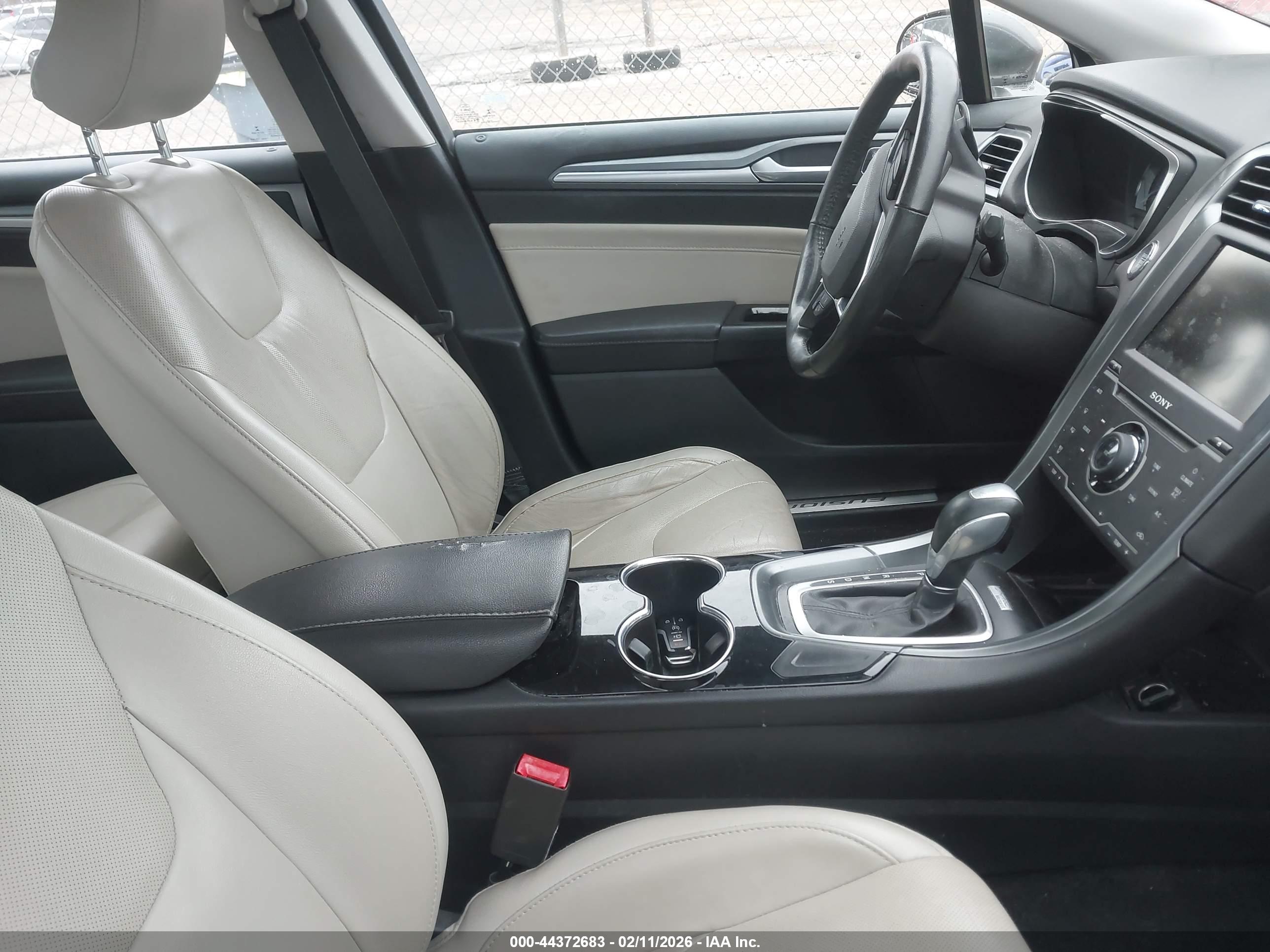 FORD FUSION image 5