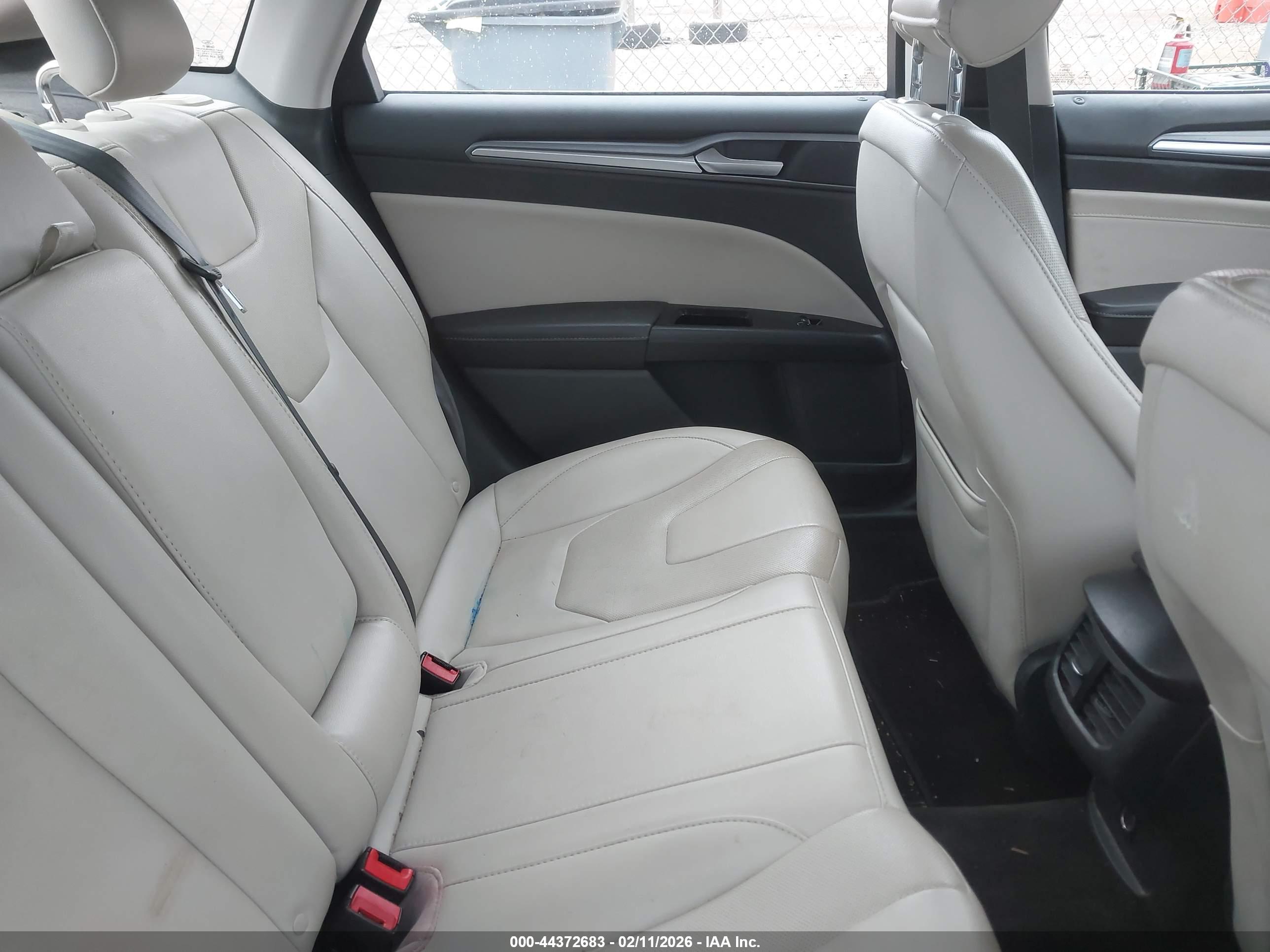 FORD FUSION image 8