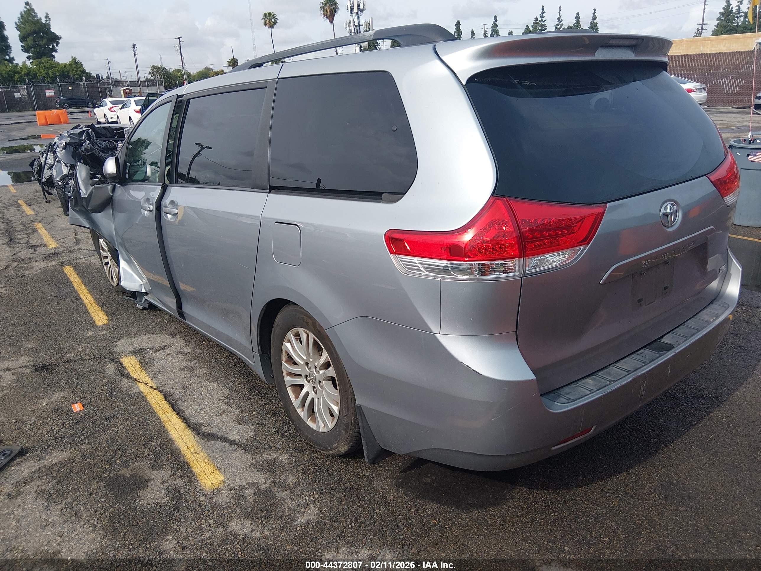 TOYOTA SIENNA image 3