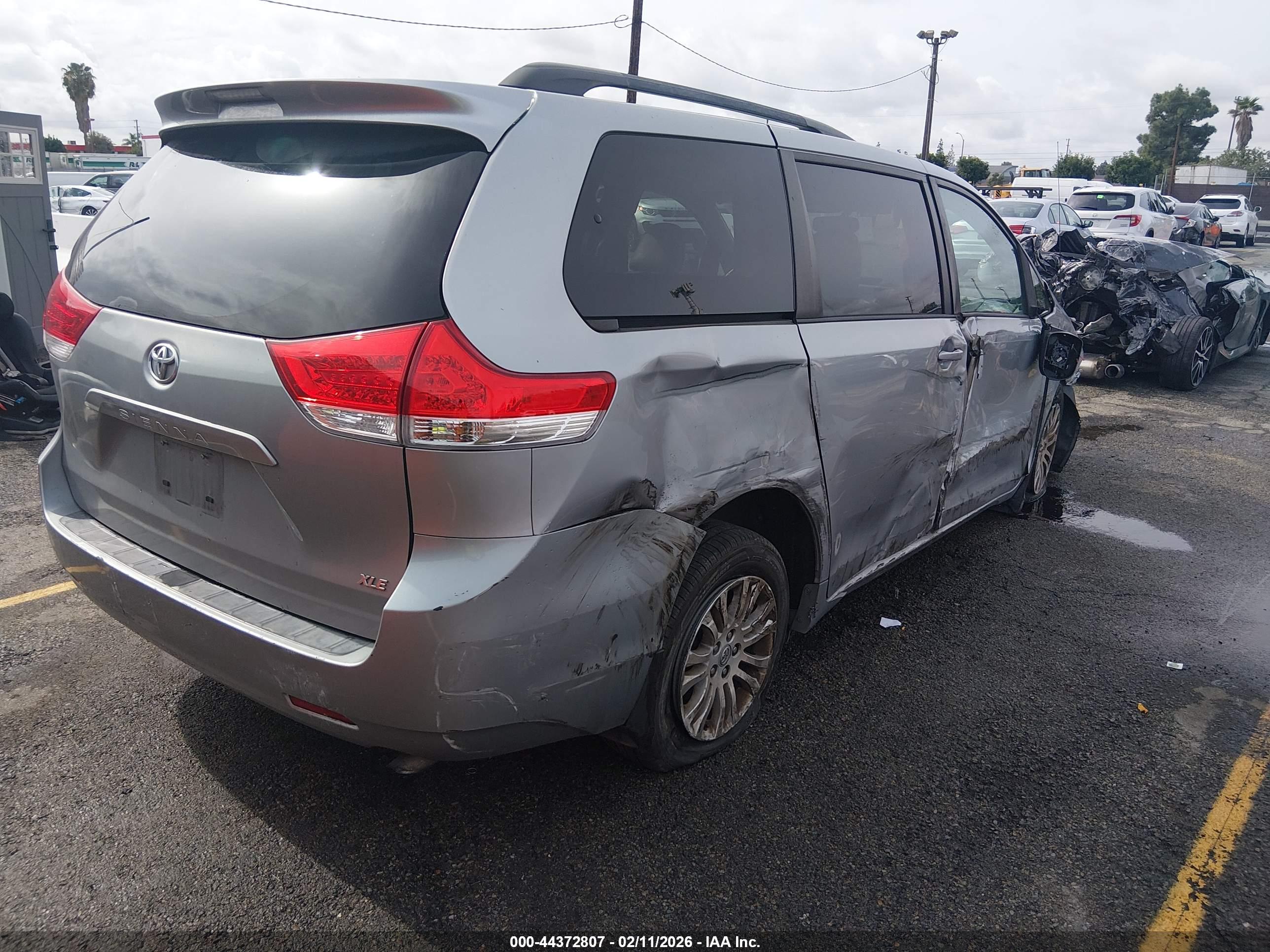 TOYOTA SIENNA image 4