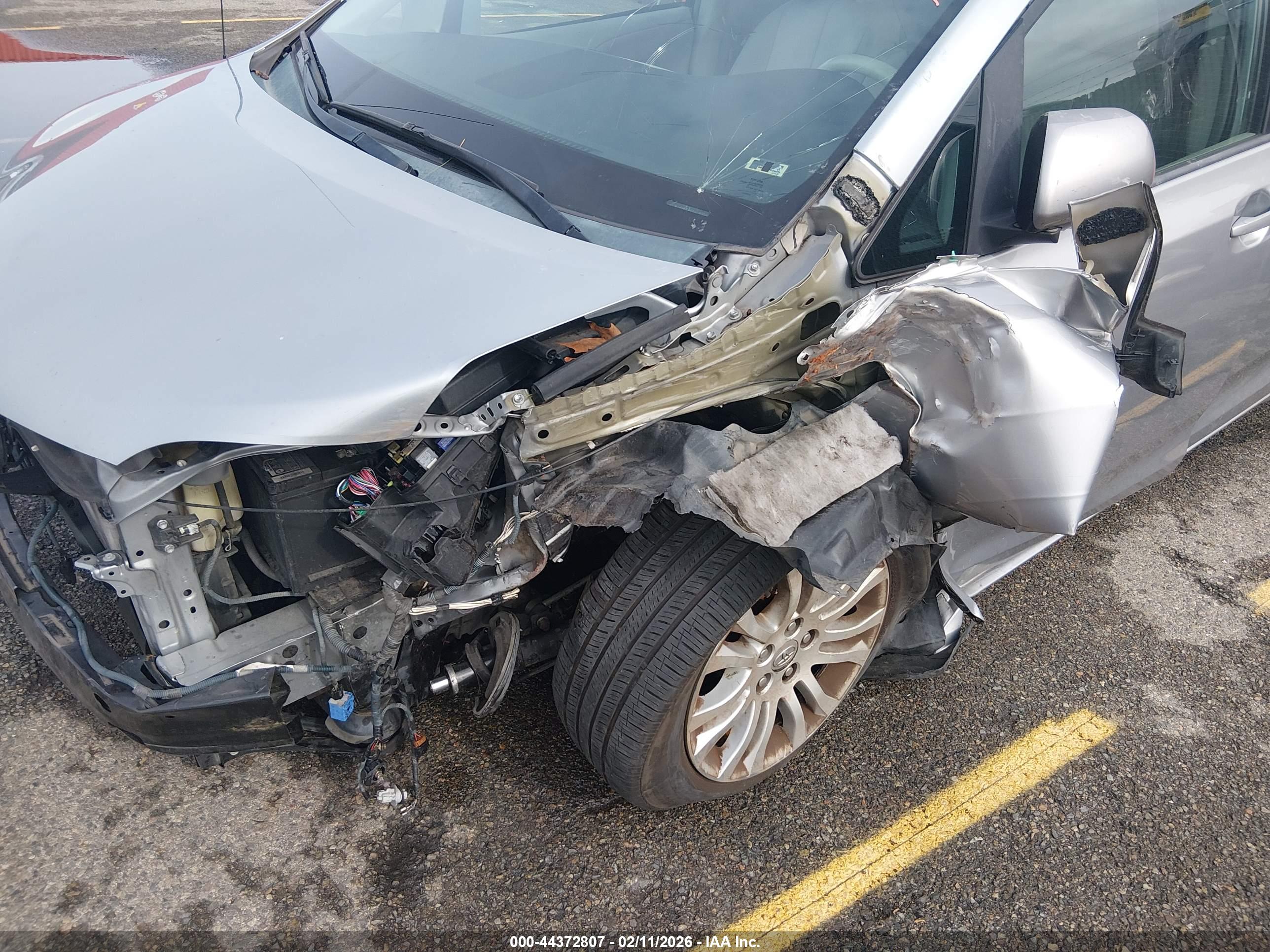 TOYOTA SIENNA image 6