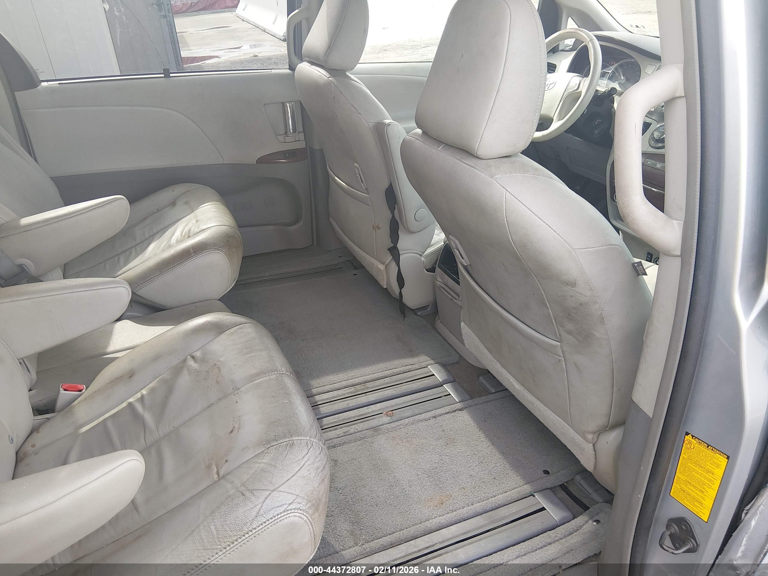 TOYOTA SIENNA image 8