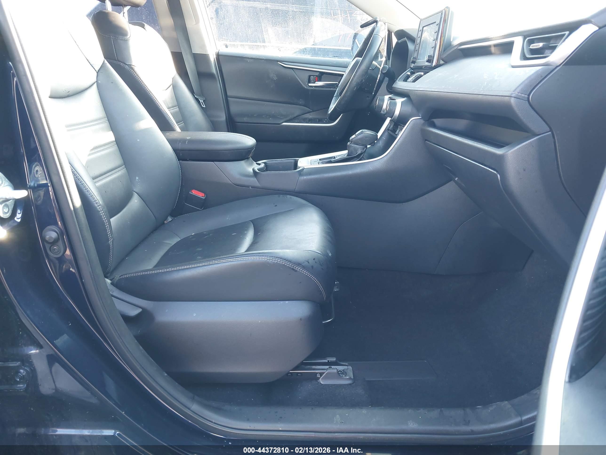 TOYOTA RAV4 image 5