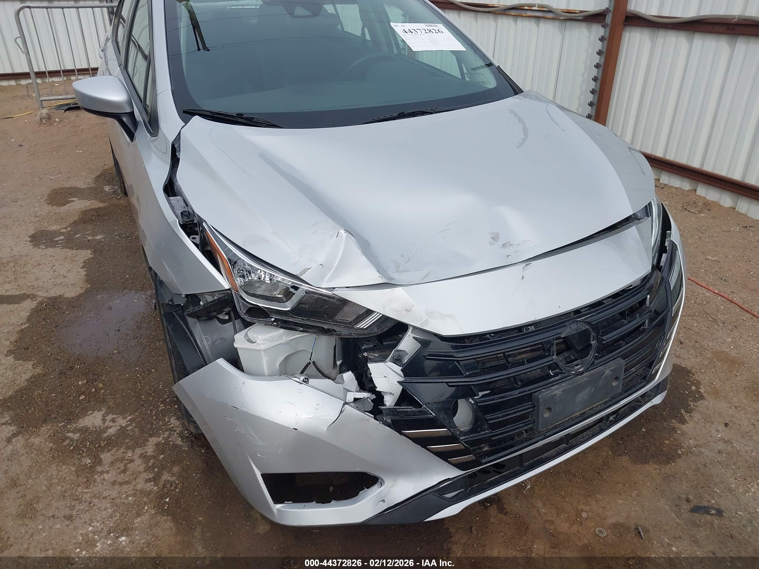 NISSAN VERSA image 6