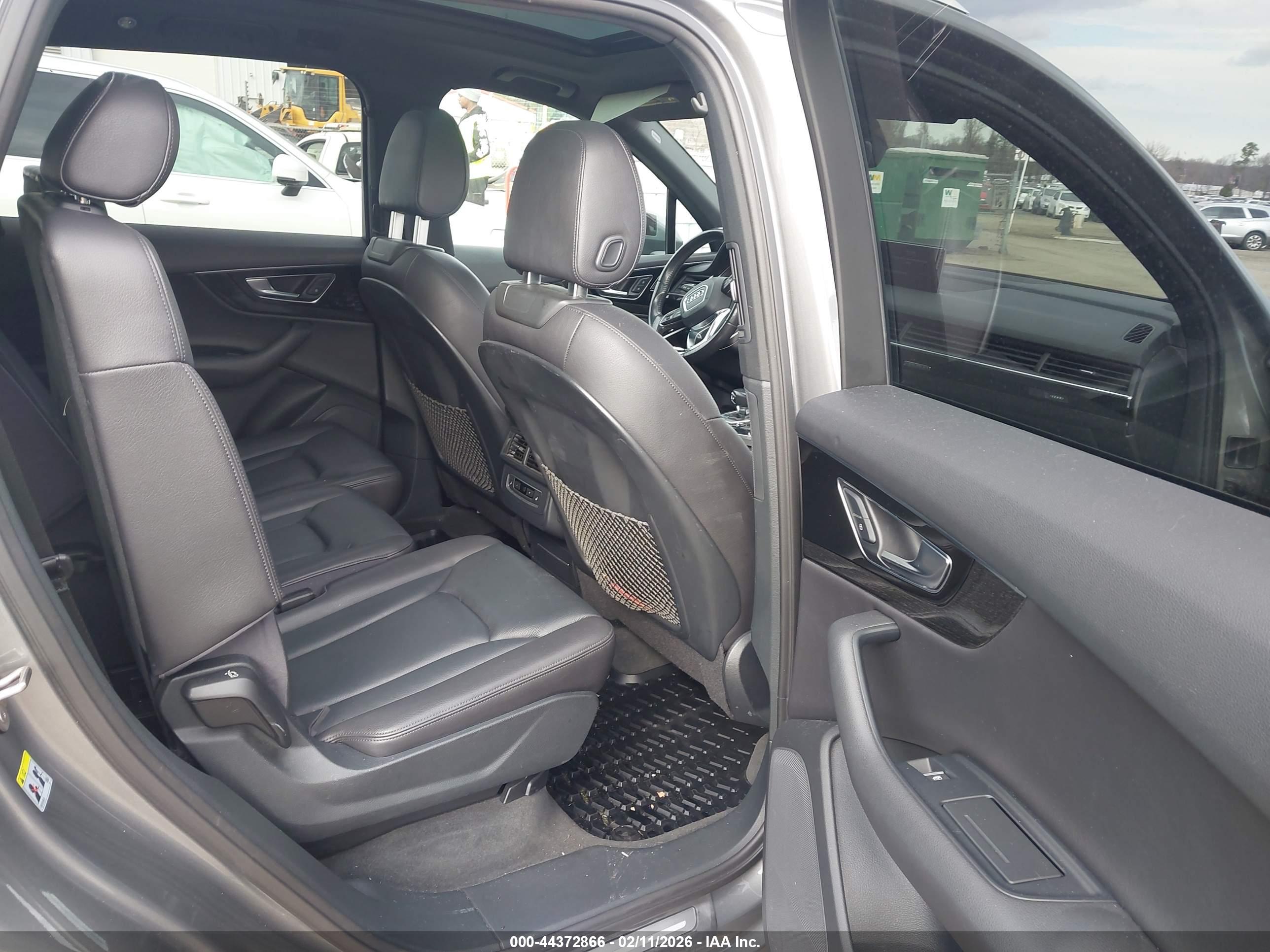 AUDI Q7 image 8