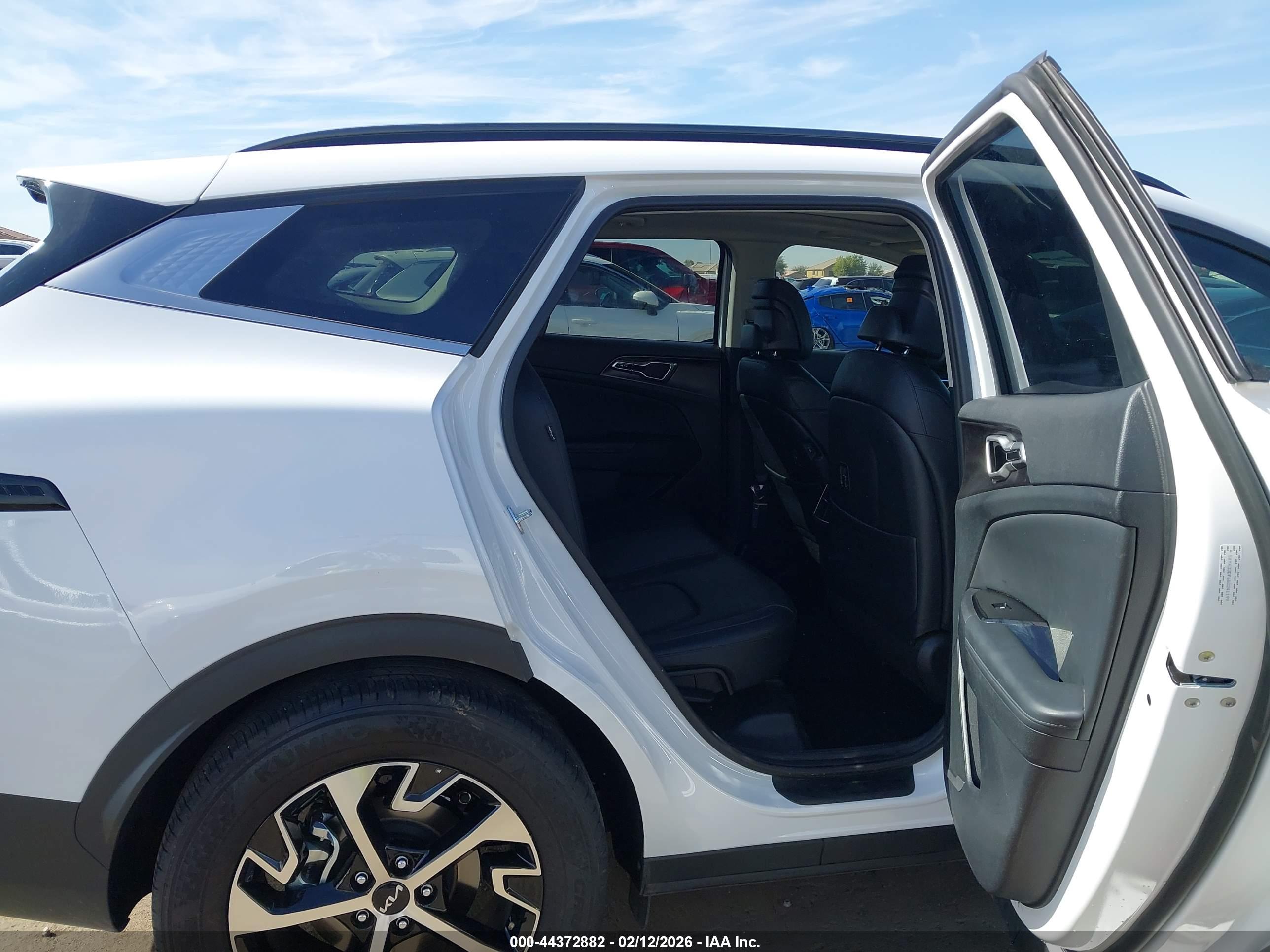 KIA SPORTAGE image 8