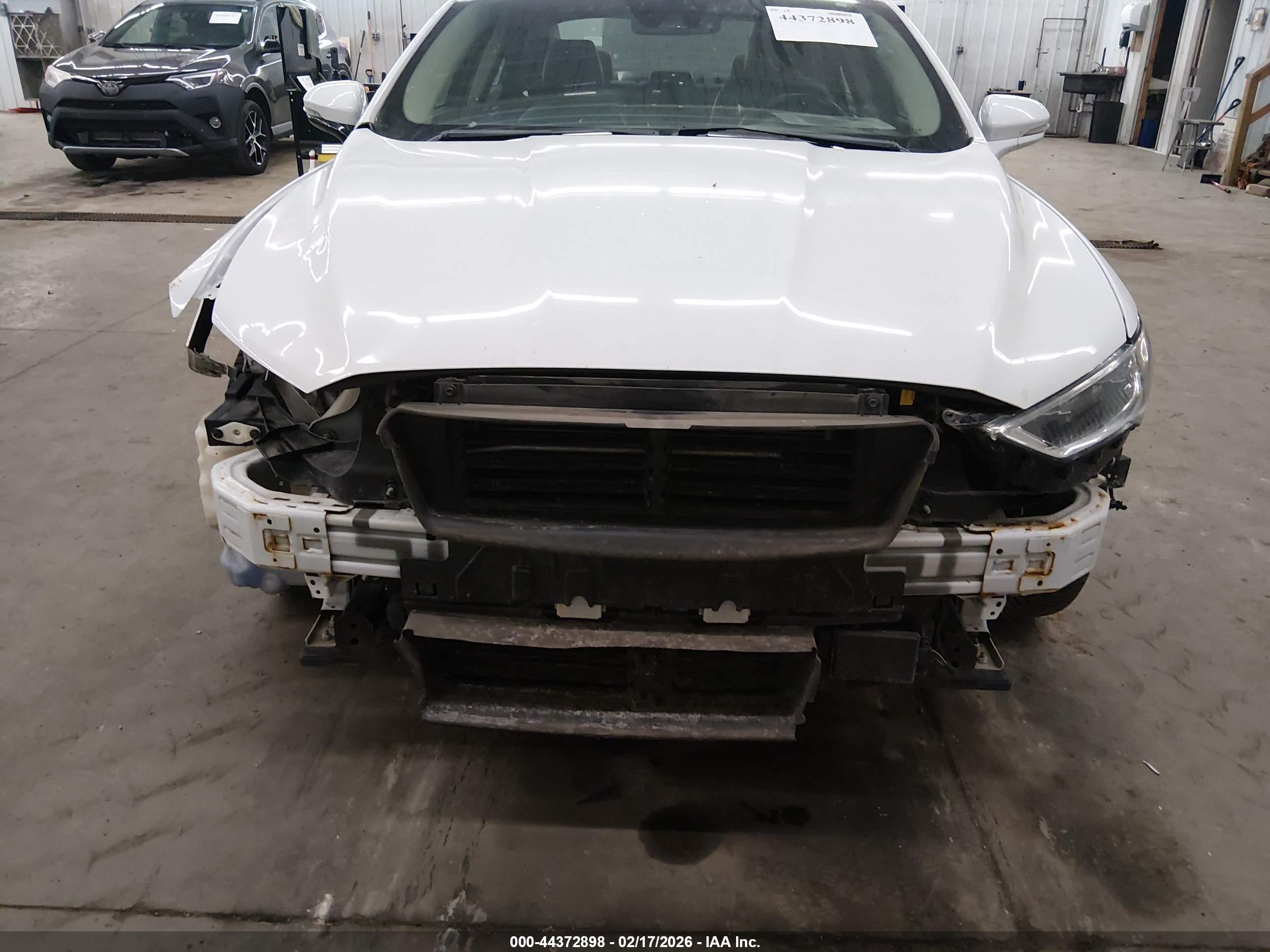 FORD FUSION image 6