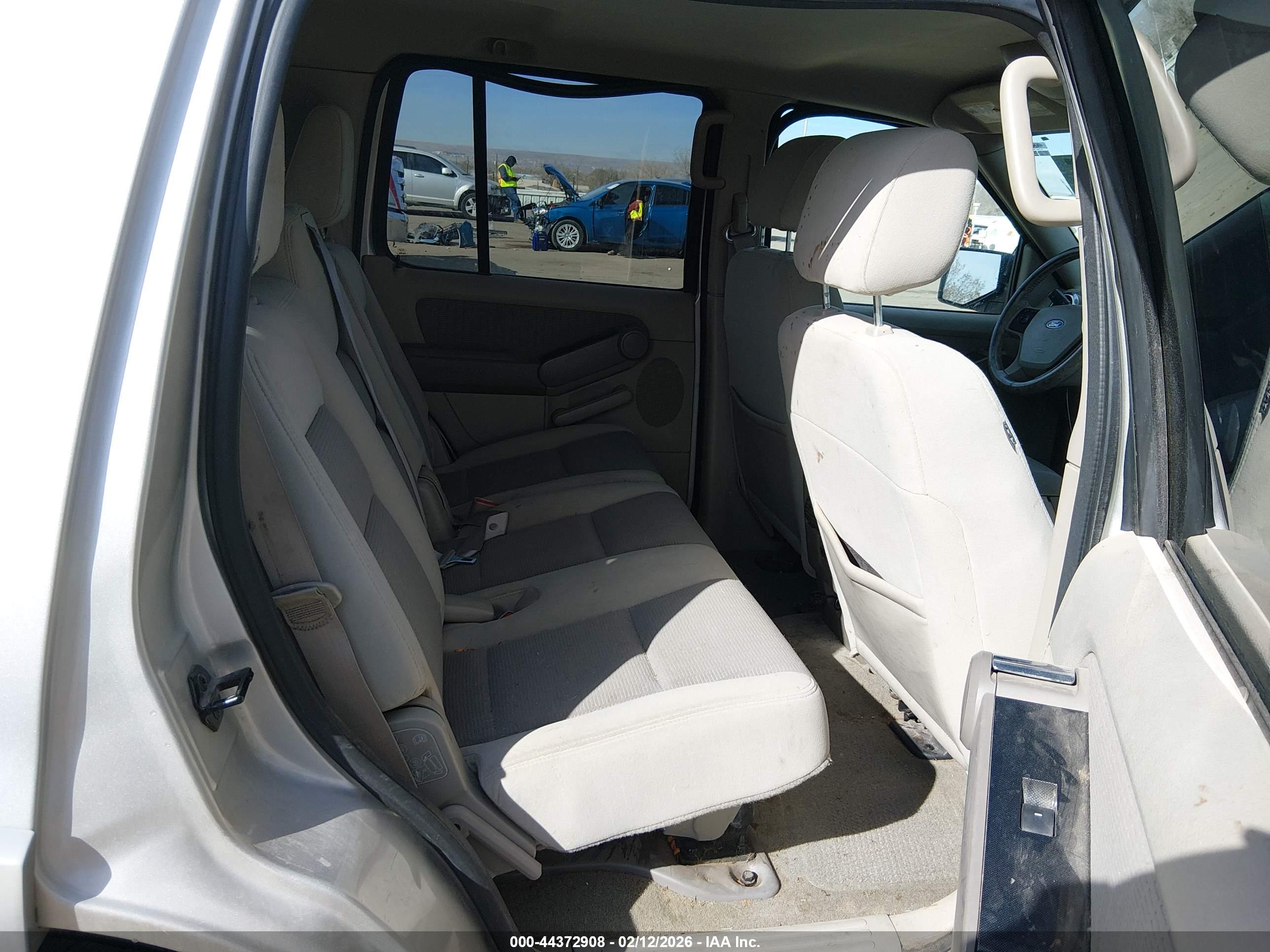 FORD EXPLORER image 8