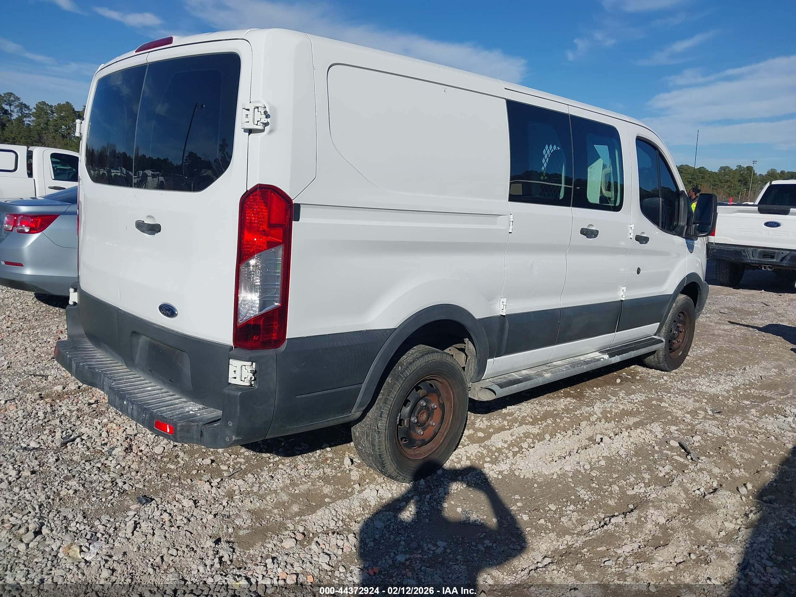 FORD TRANSIT-250 image 4