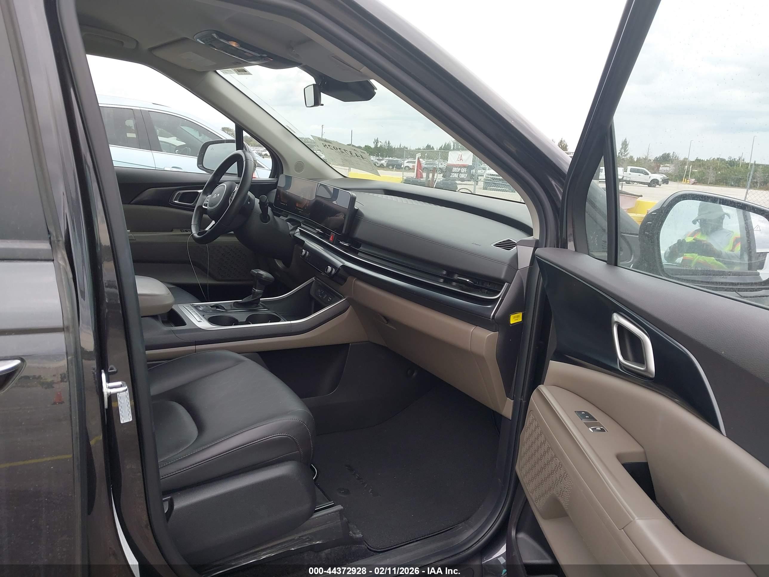 KIA CARNIVAL image 5