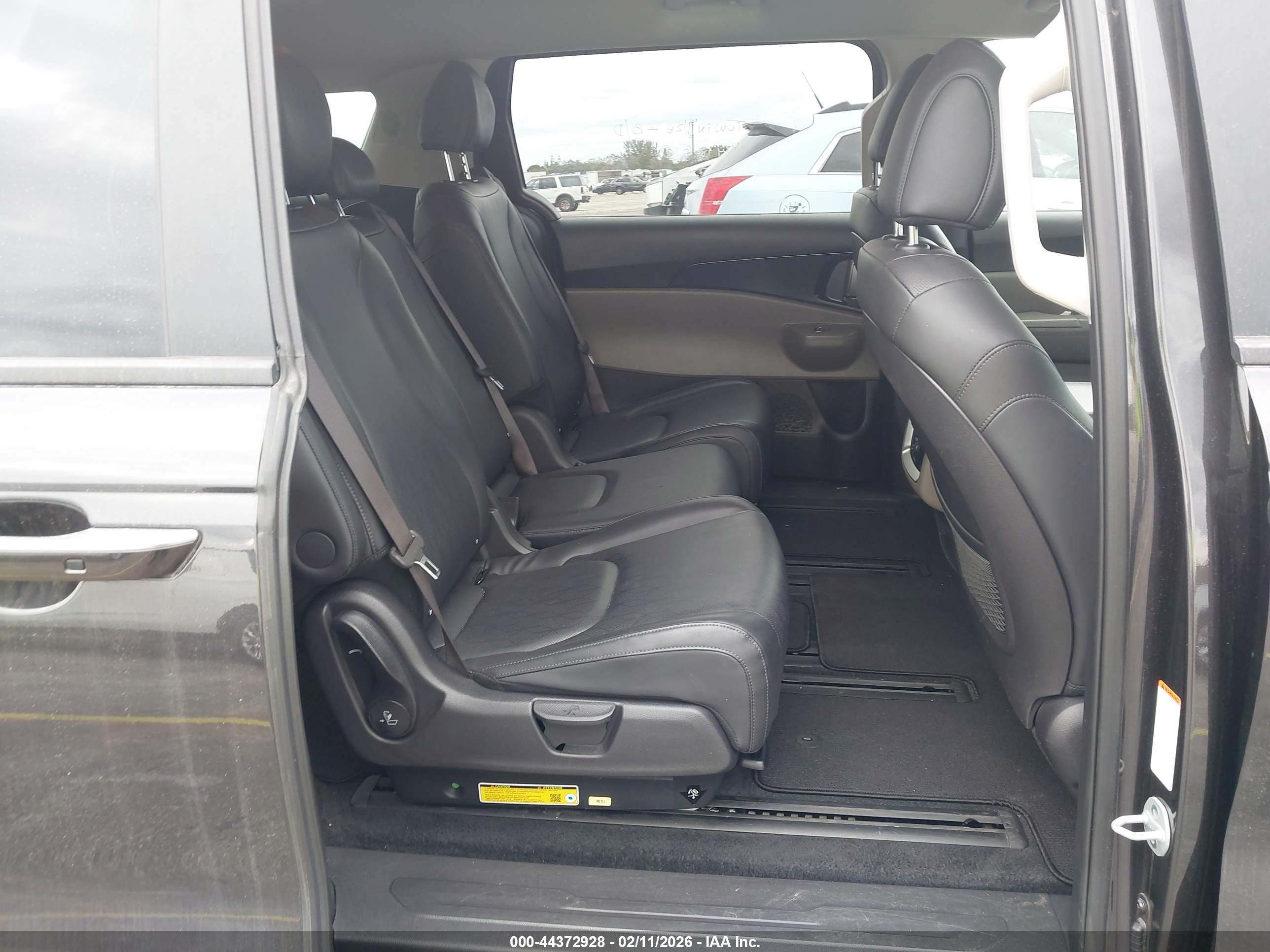 KIA CARNIVAL image 8
