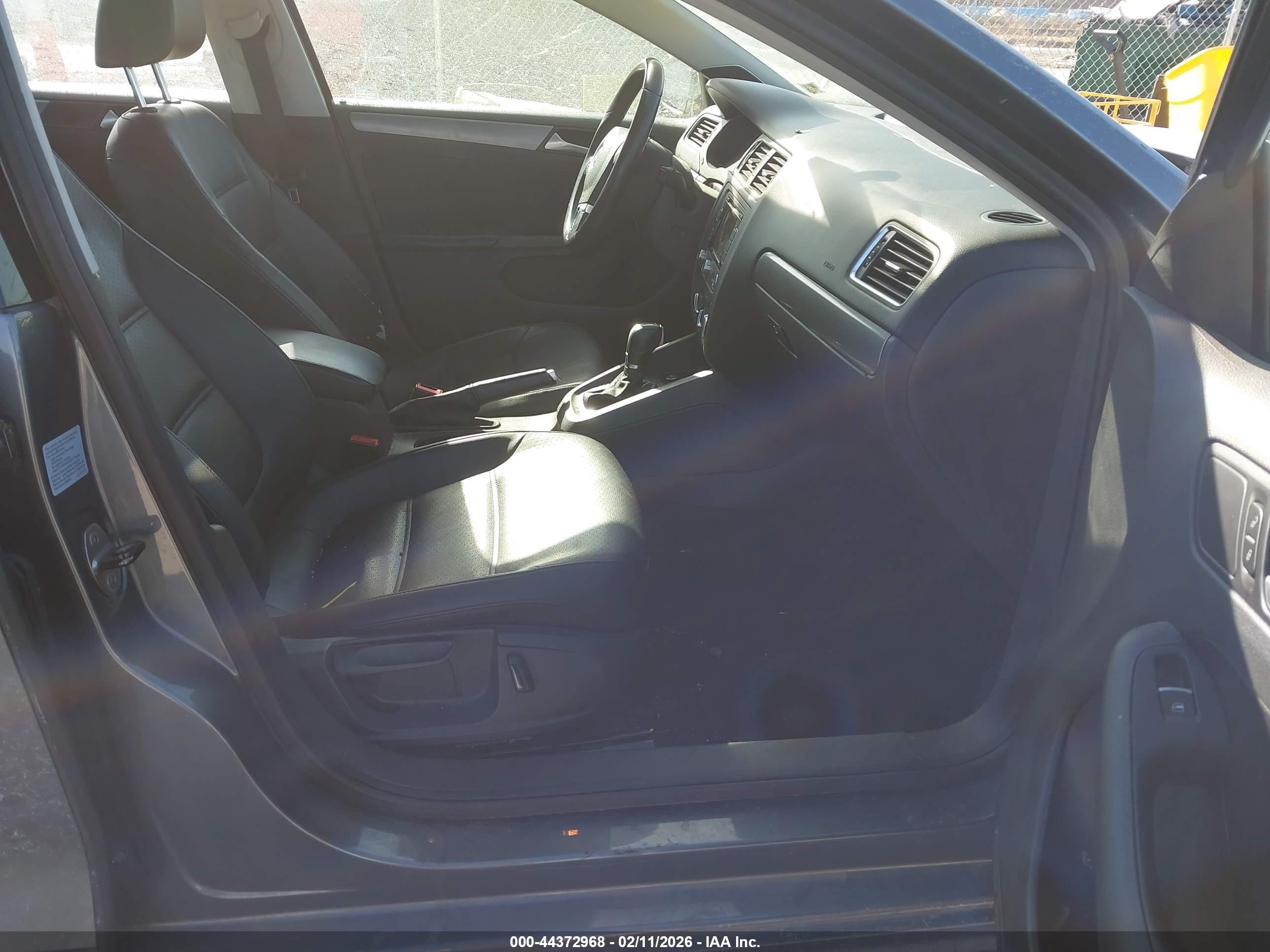 VOLKSWAGEN JETTA image 5
