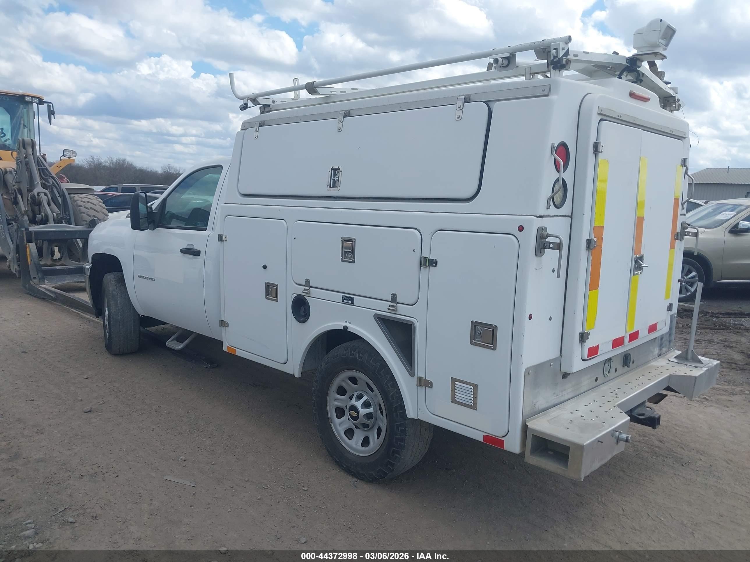 CHEVROLET SILVERADO image 3