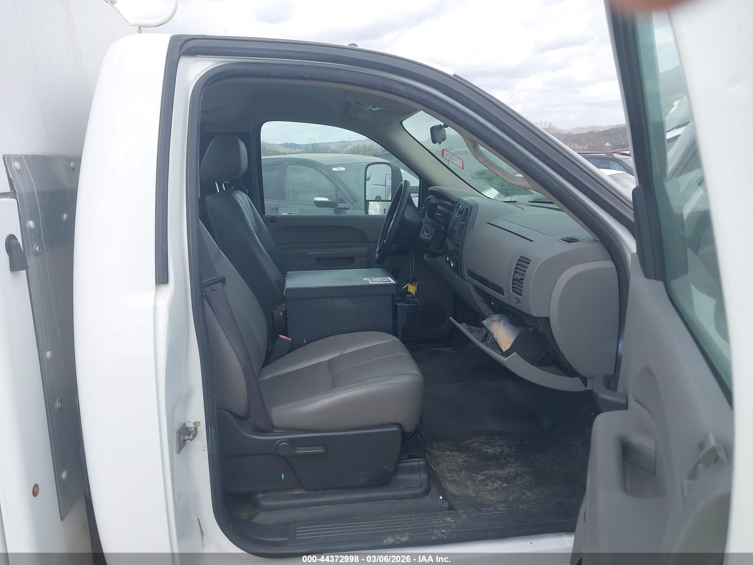 CHEVROLET SILVERADO image 5
