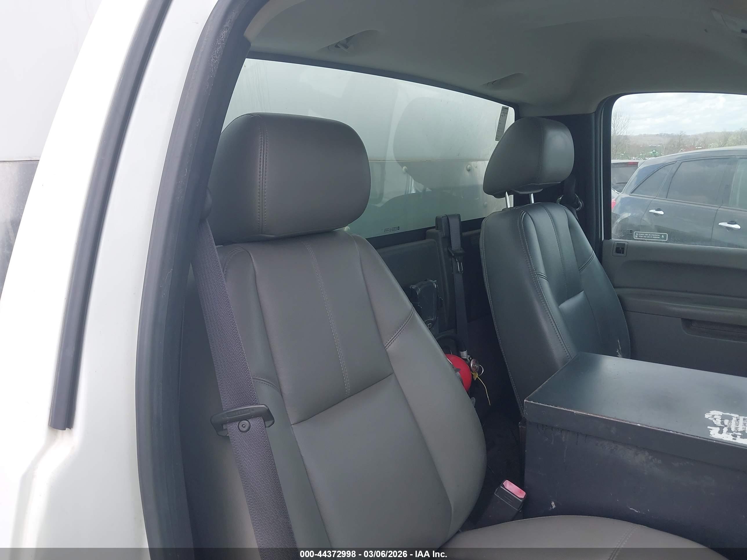 CHEVROLET SILVERADO image 8