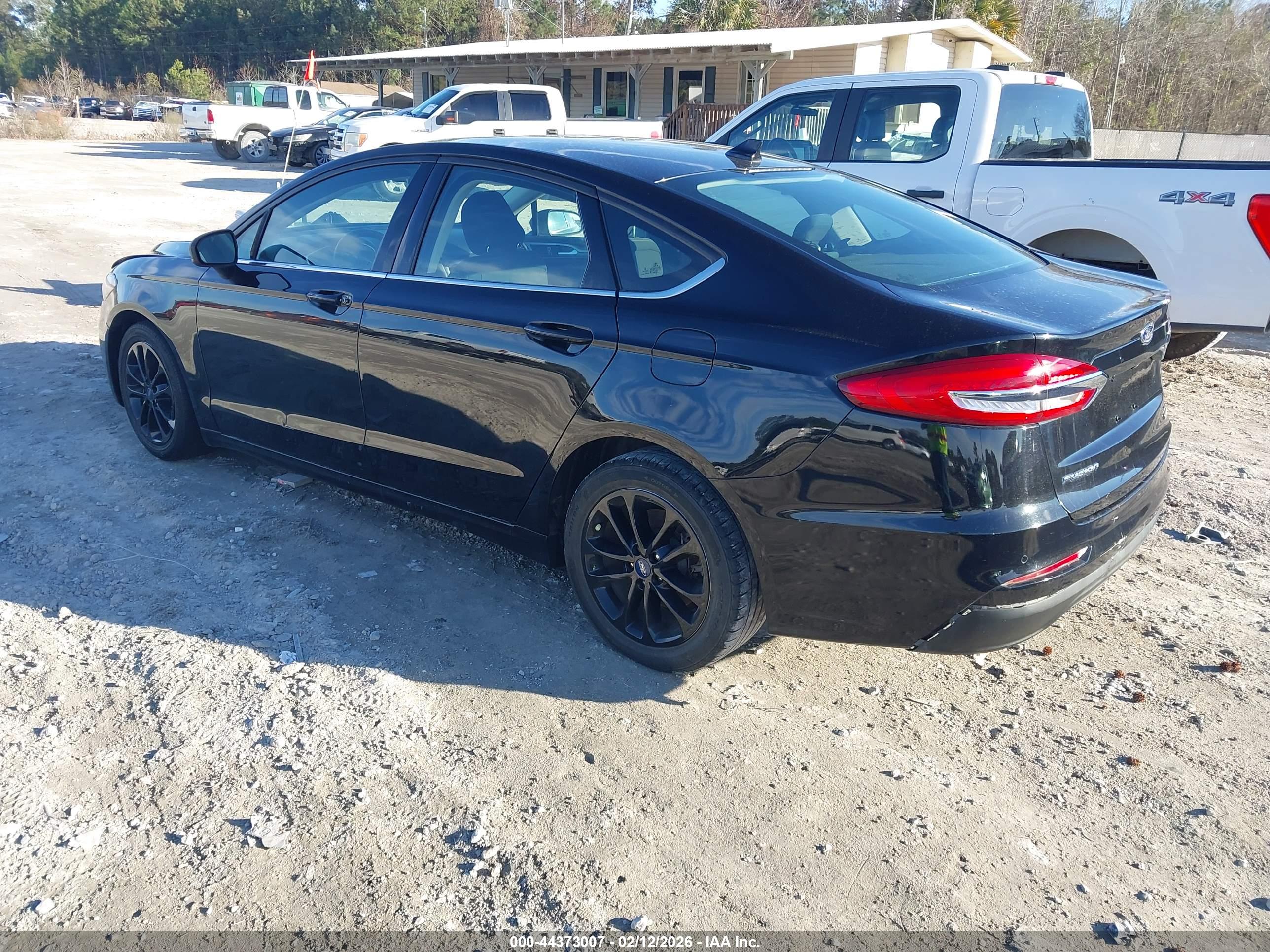 FORD FUSION image 3