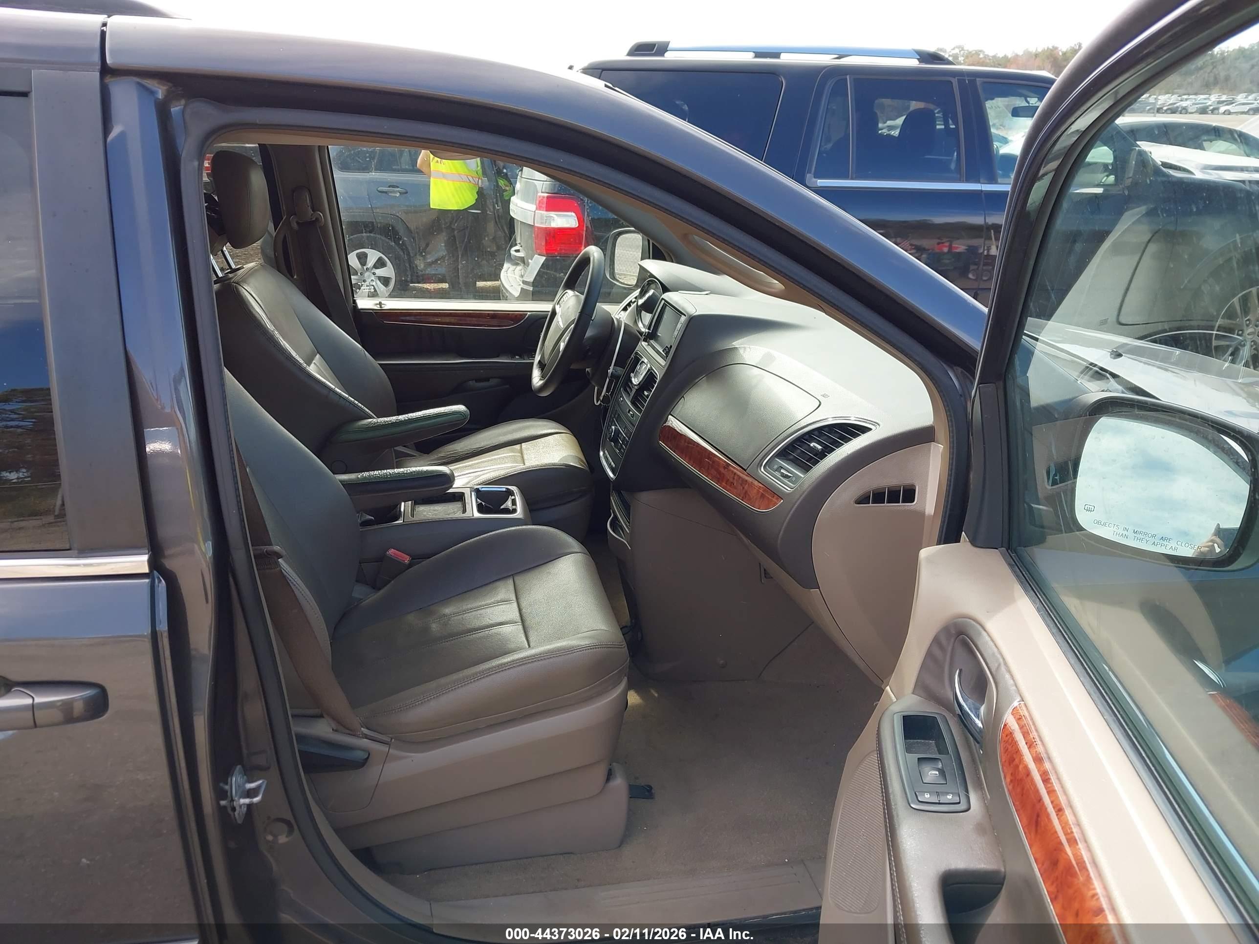 CHRYSLER TOWN image 5