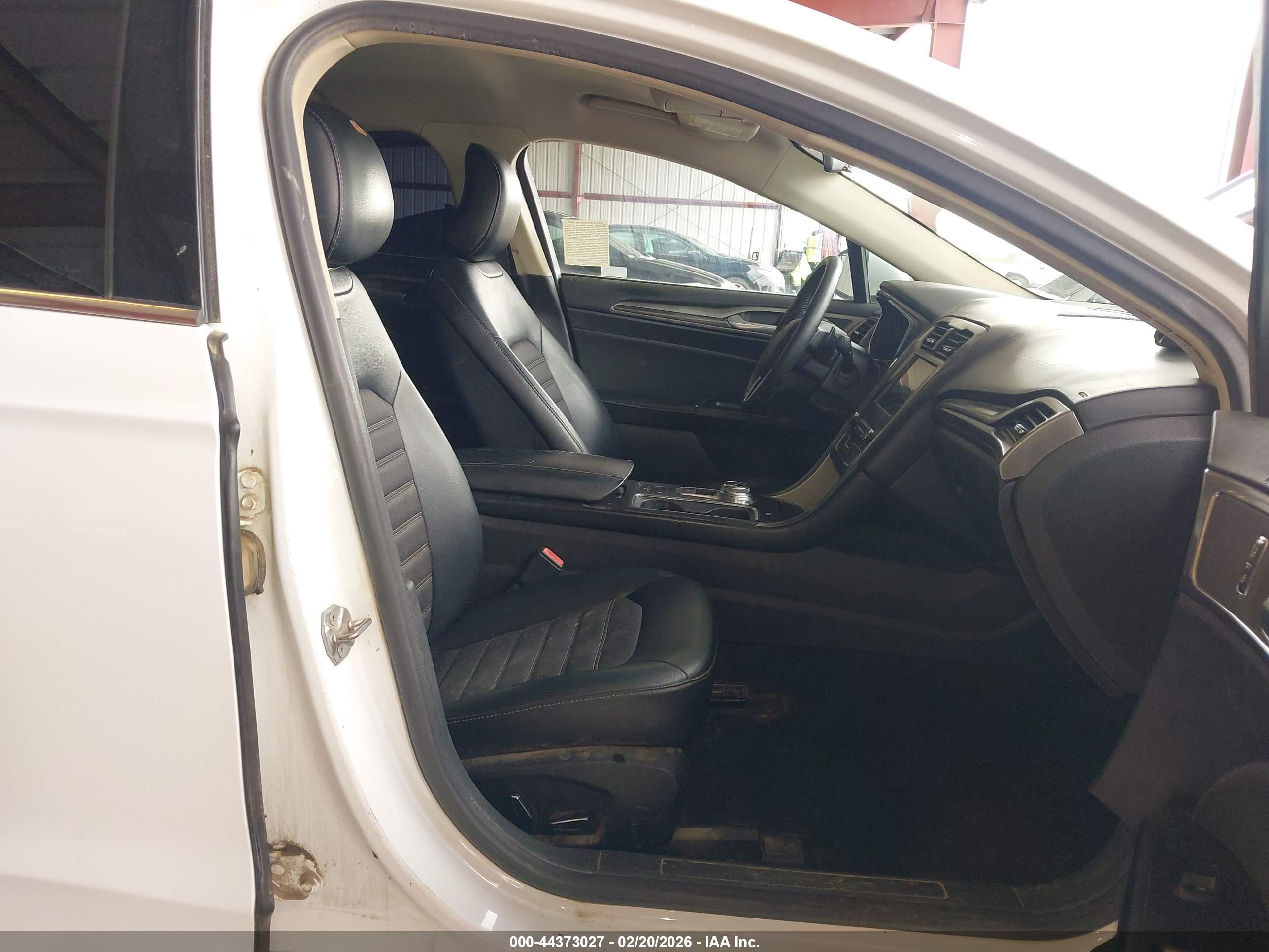FORD FUSION image 5