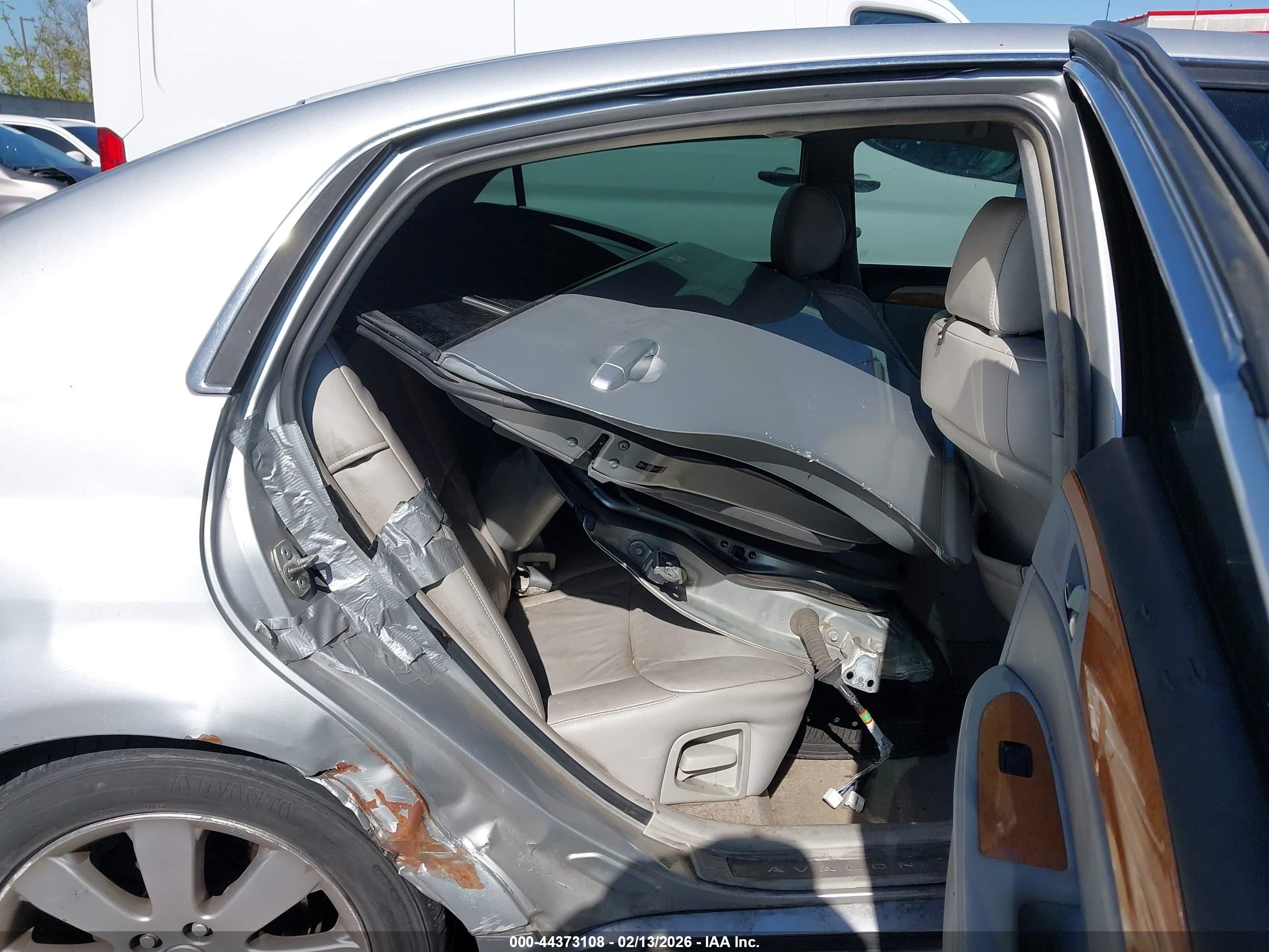 TOYOTA AVALON image 8