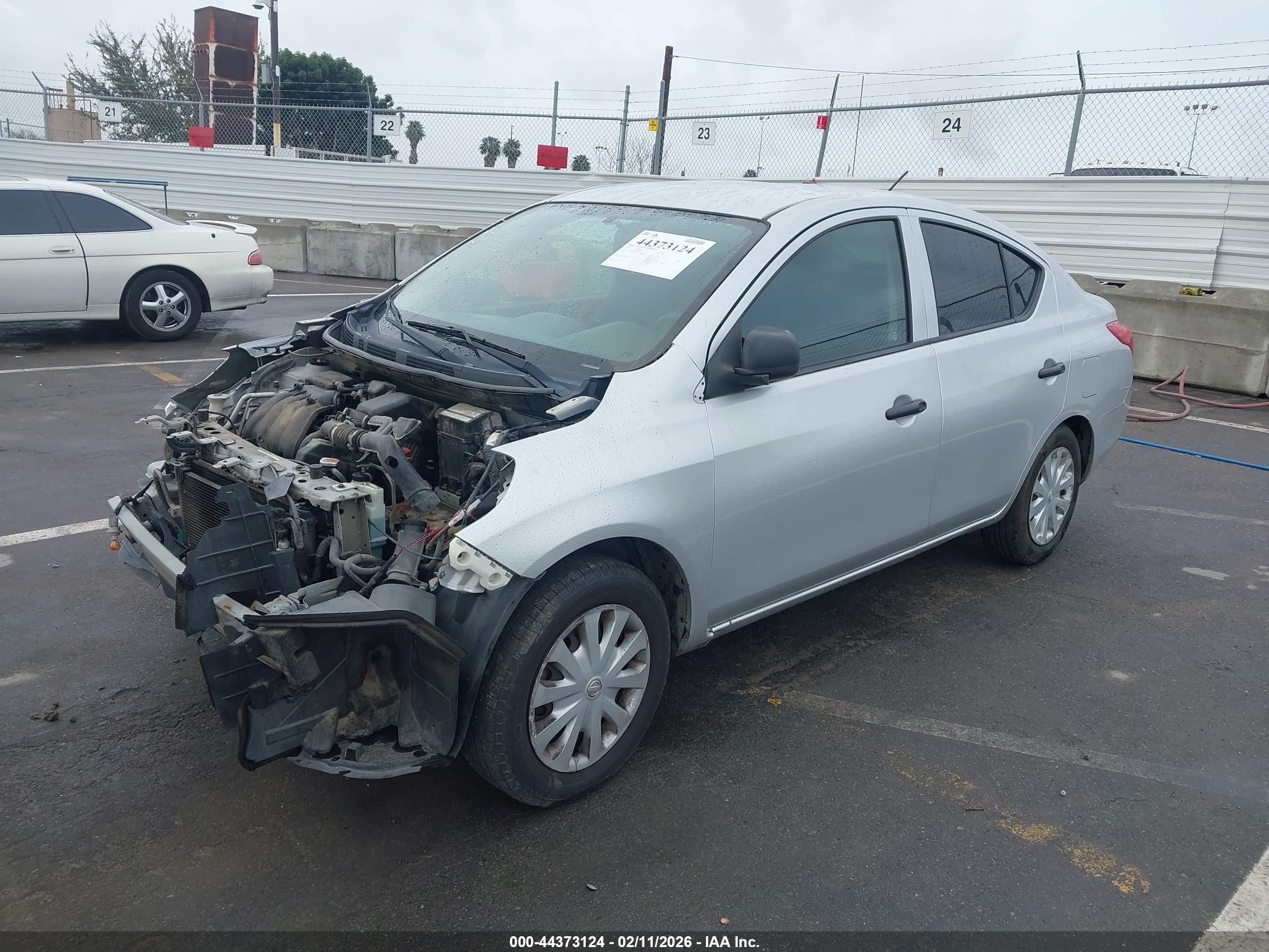 NISSAN VERSA image 2