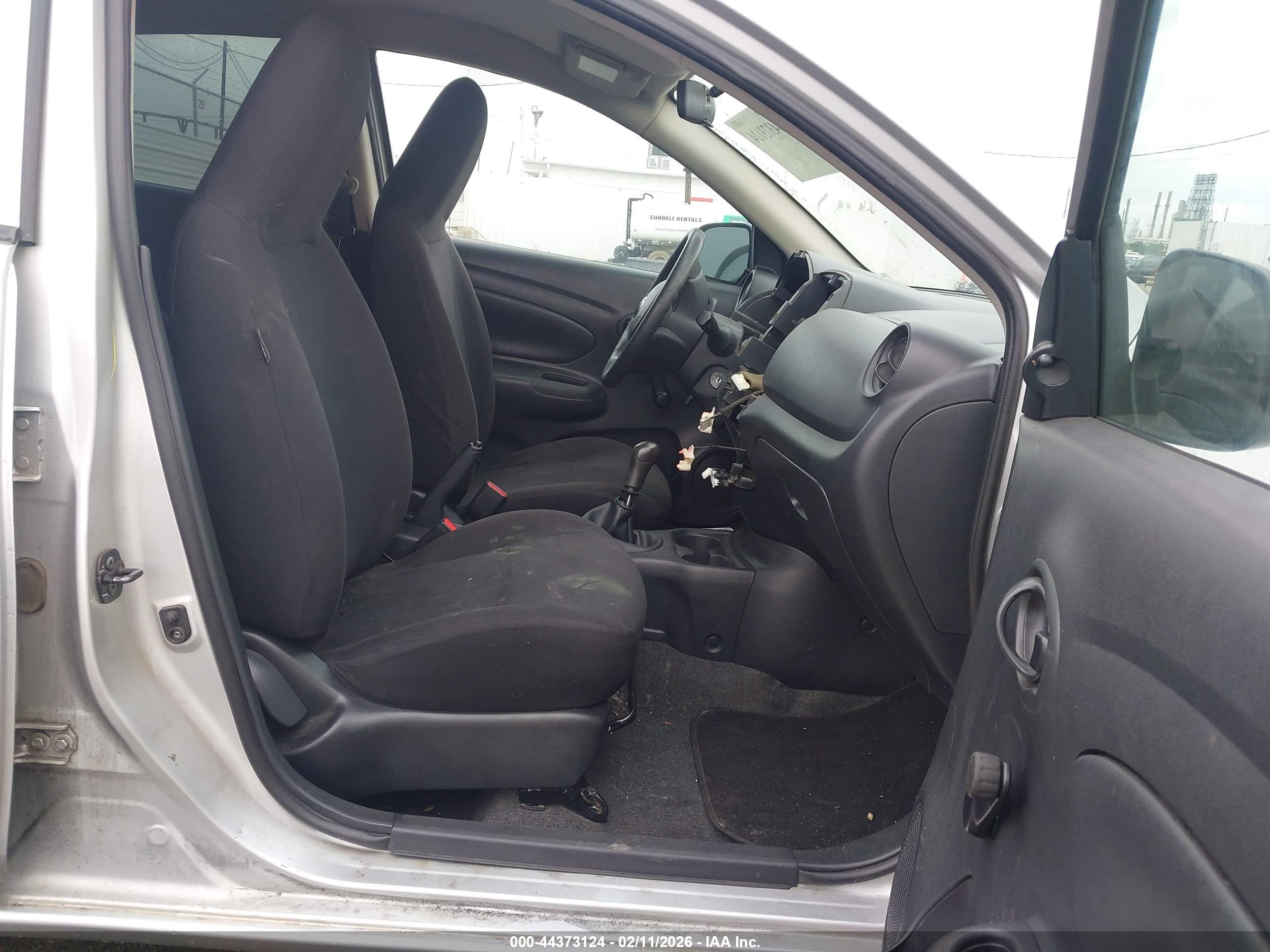 NISSAN VERSA image 5