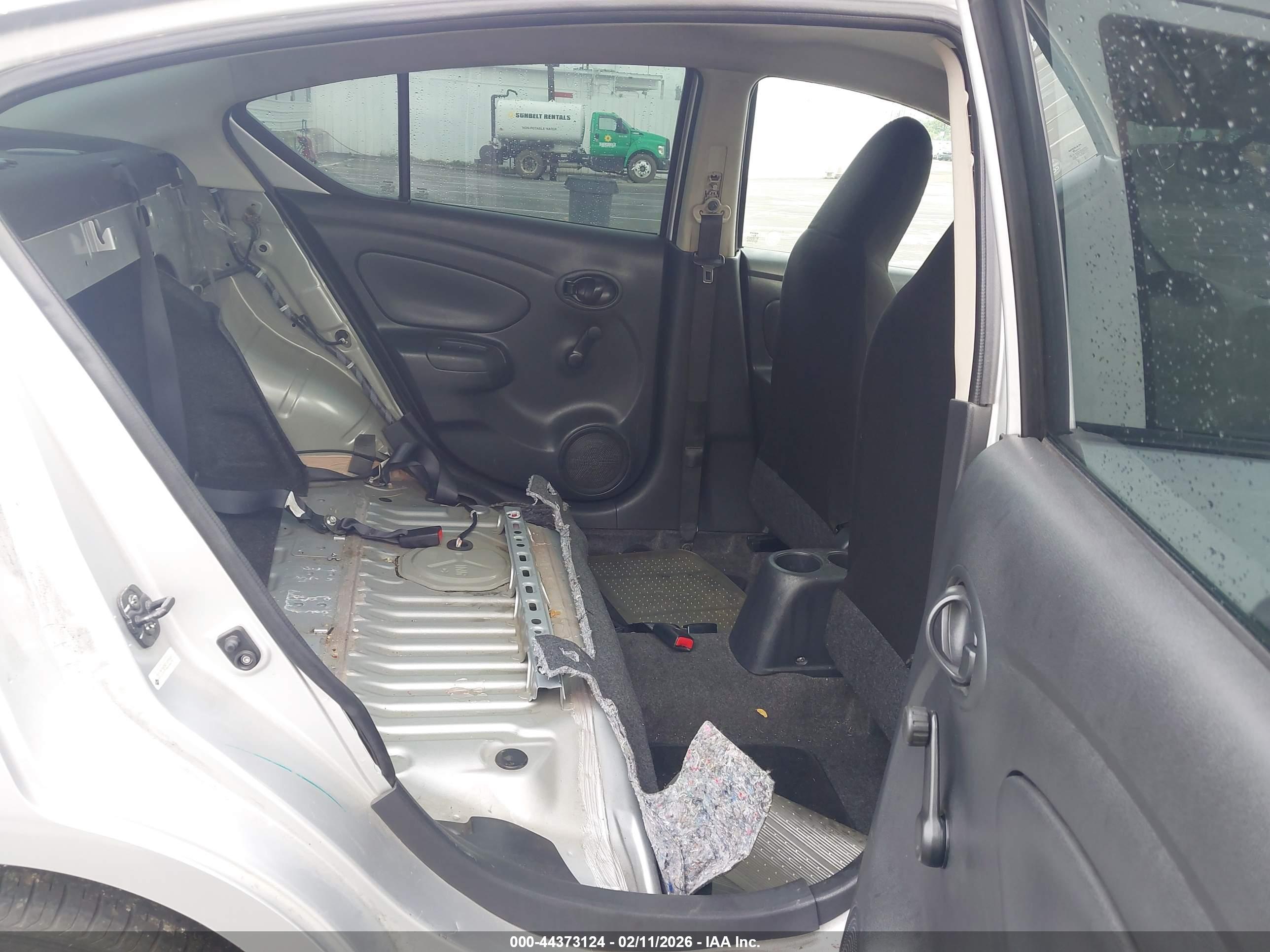 NISSAN VERSA image 8