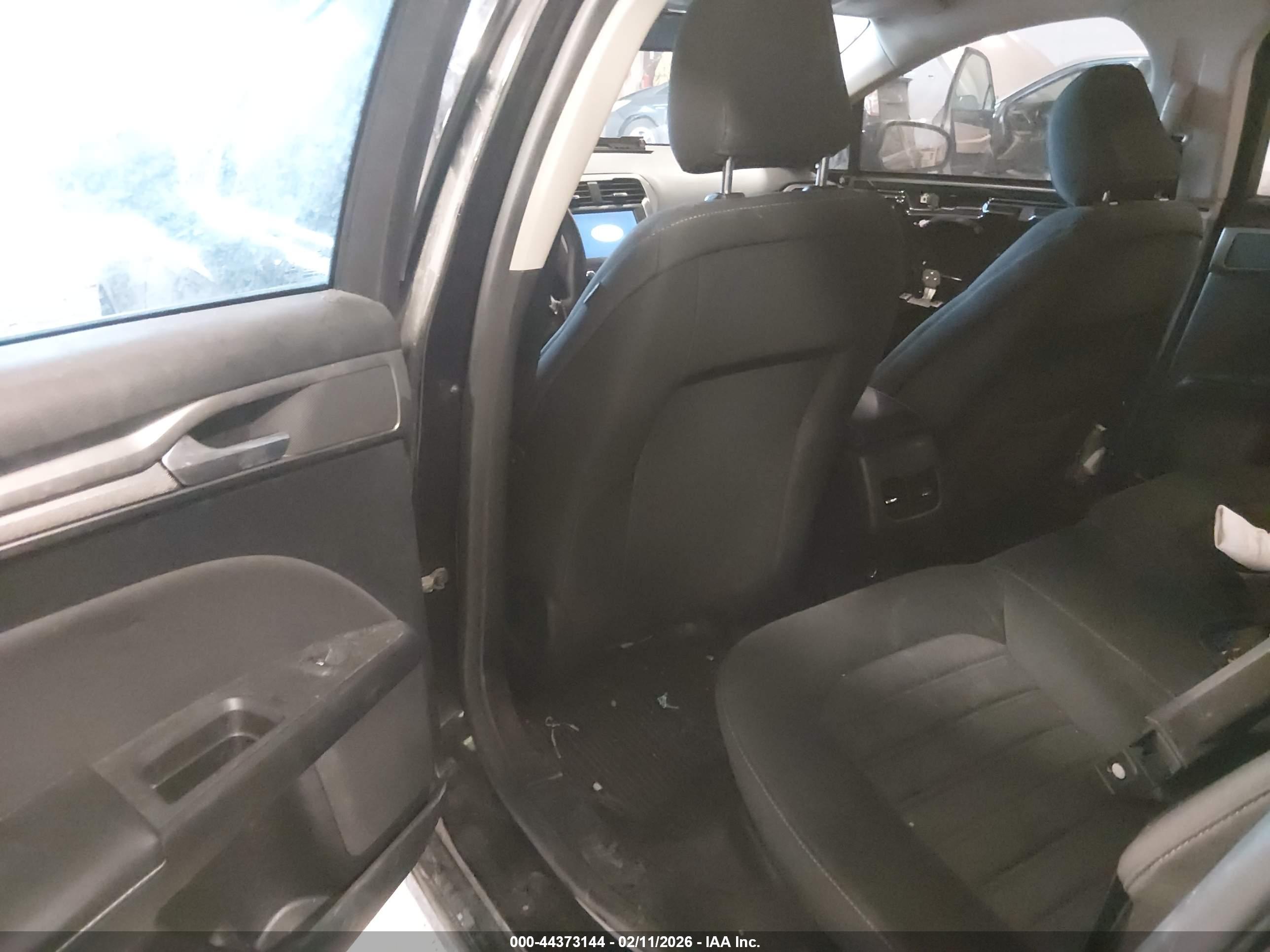 FORD FUSION image 8