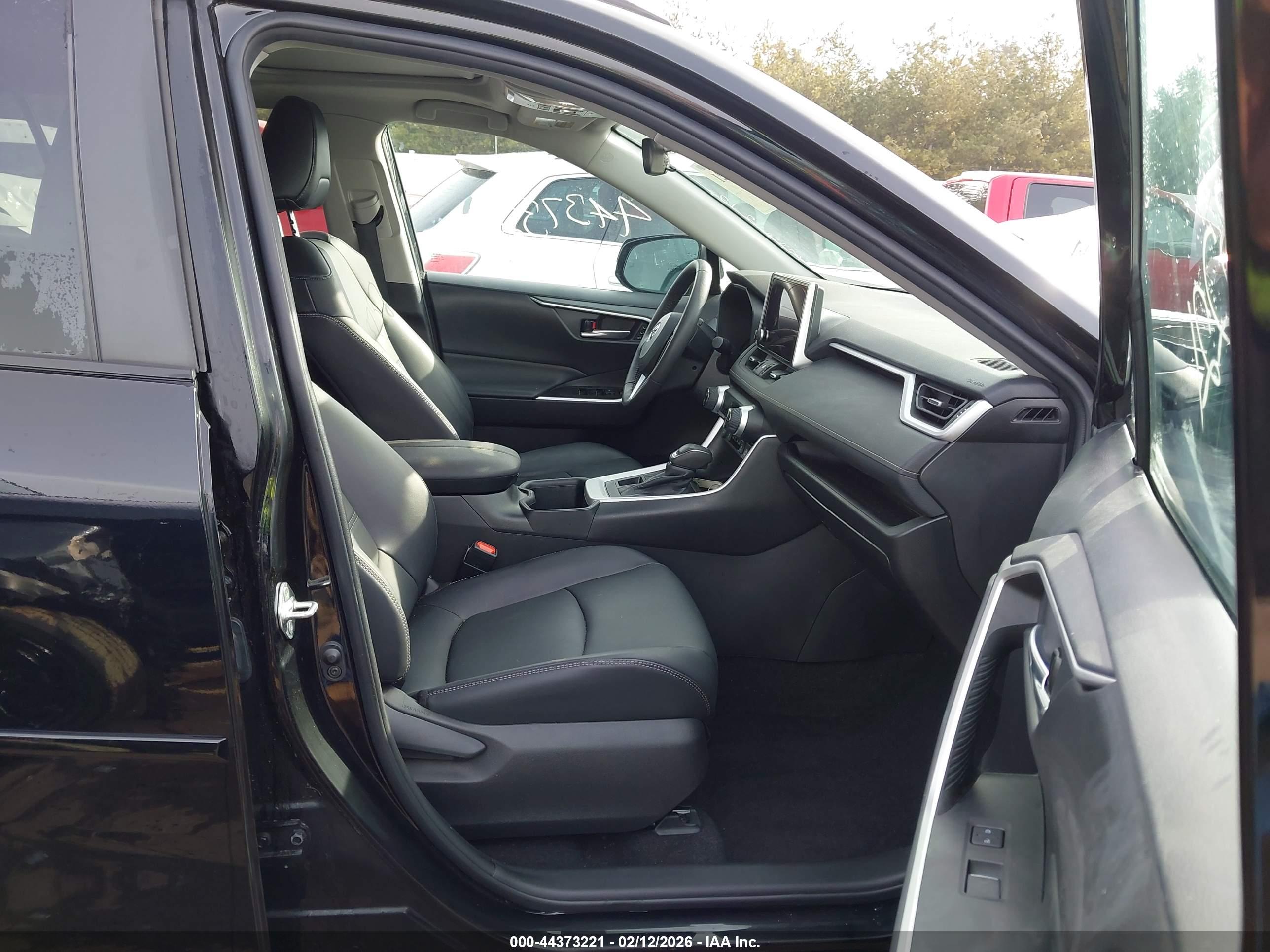 TOYOTA RAV4 image 5