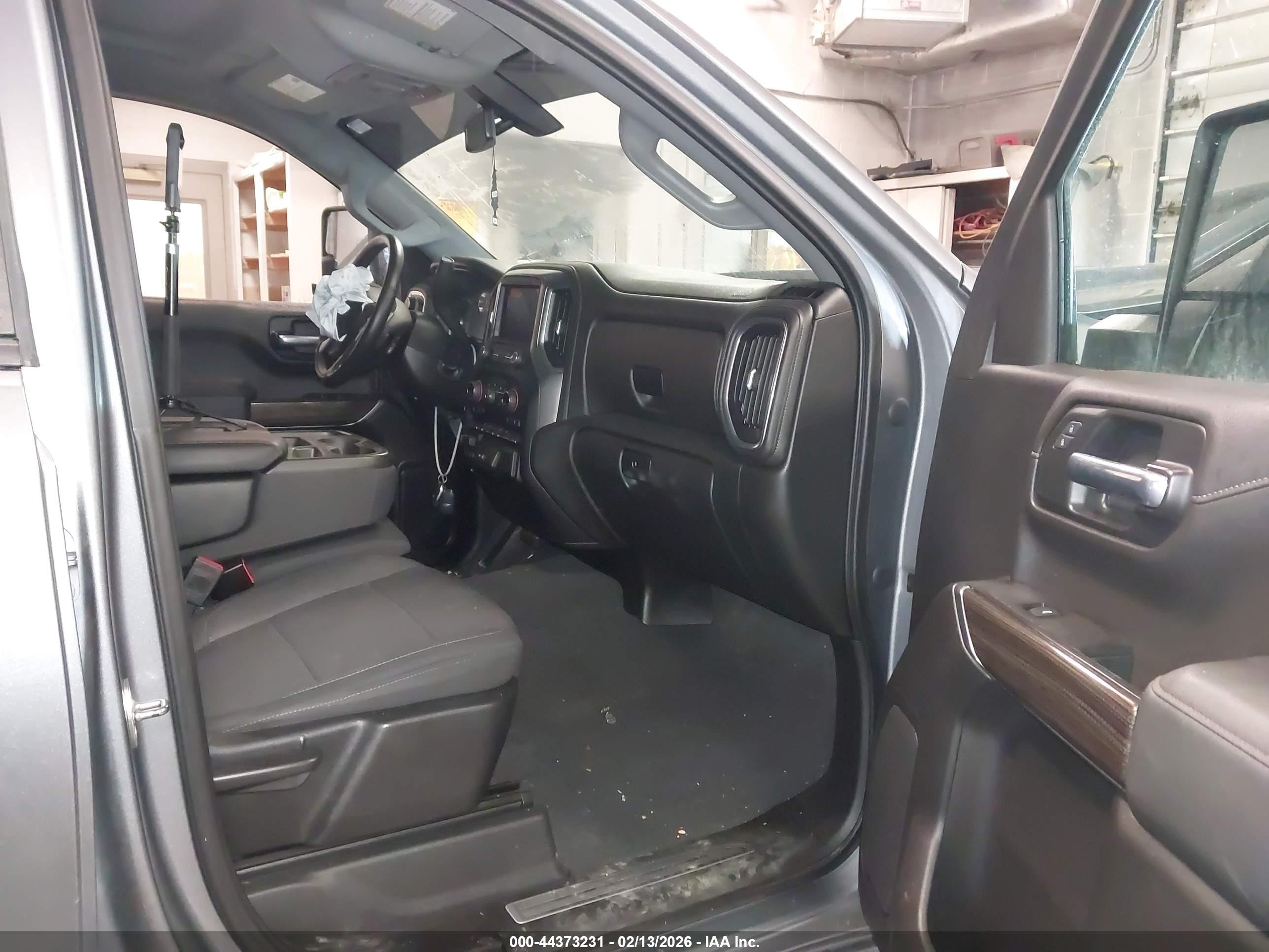 CHEVROLET SILVERADO image 5