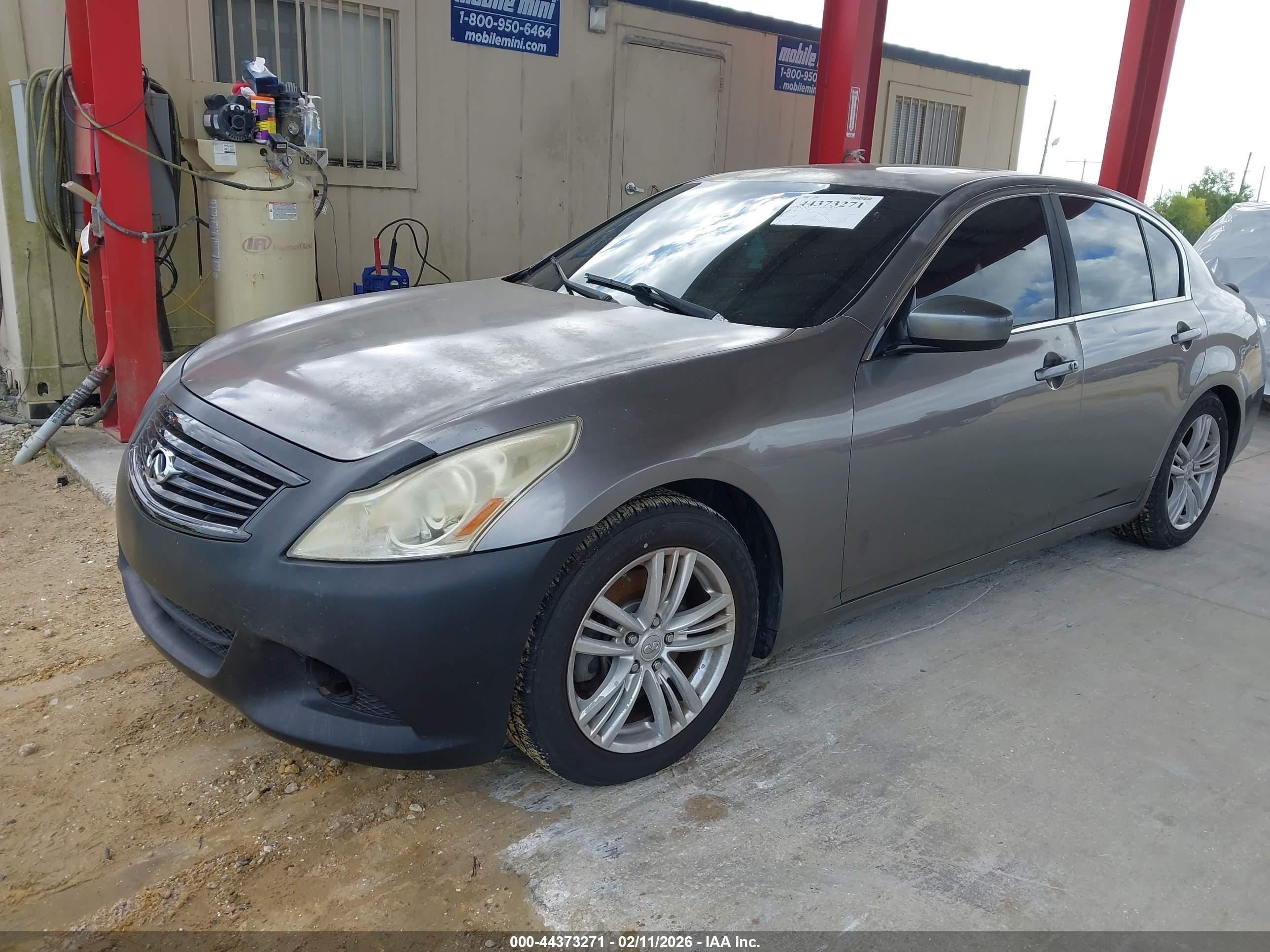 INFINITI G37 image 2