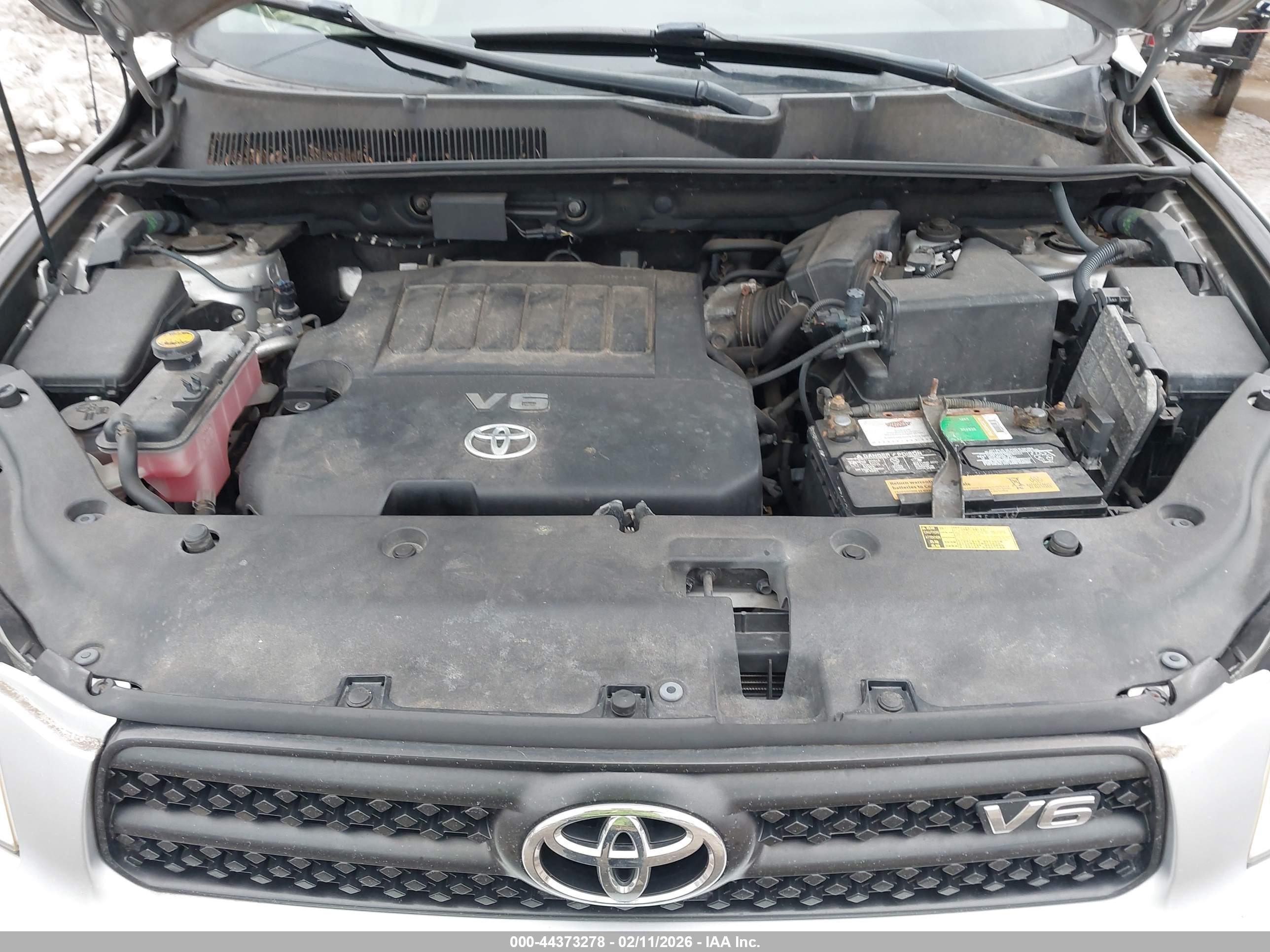 TOYOTA RAV4 image 10
