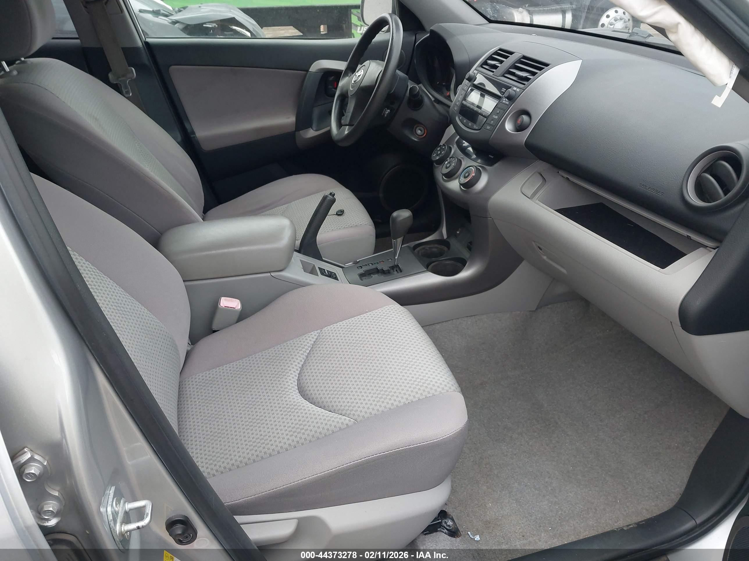 TOYOTA RAV4 image 5