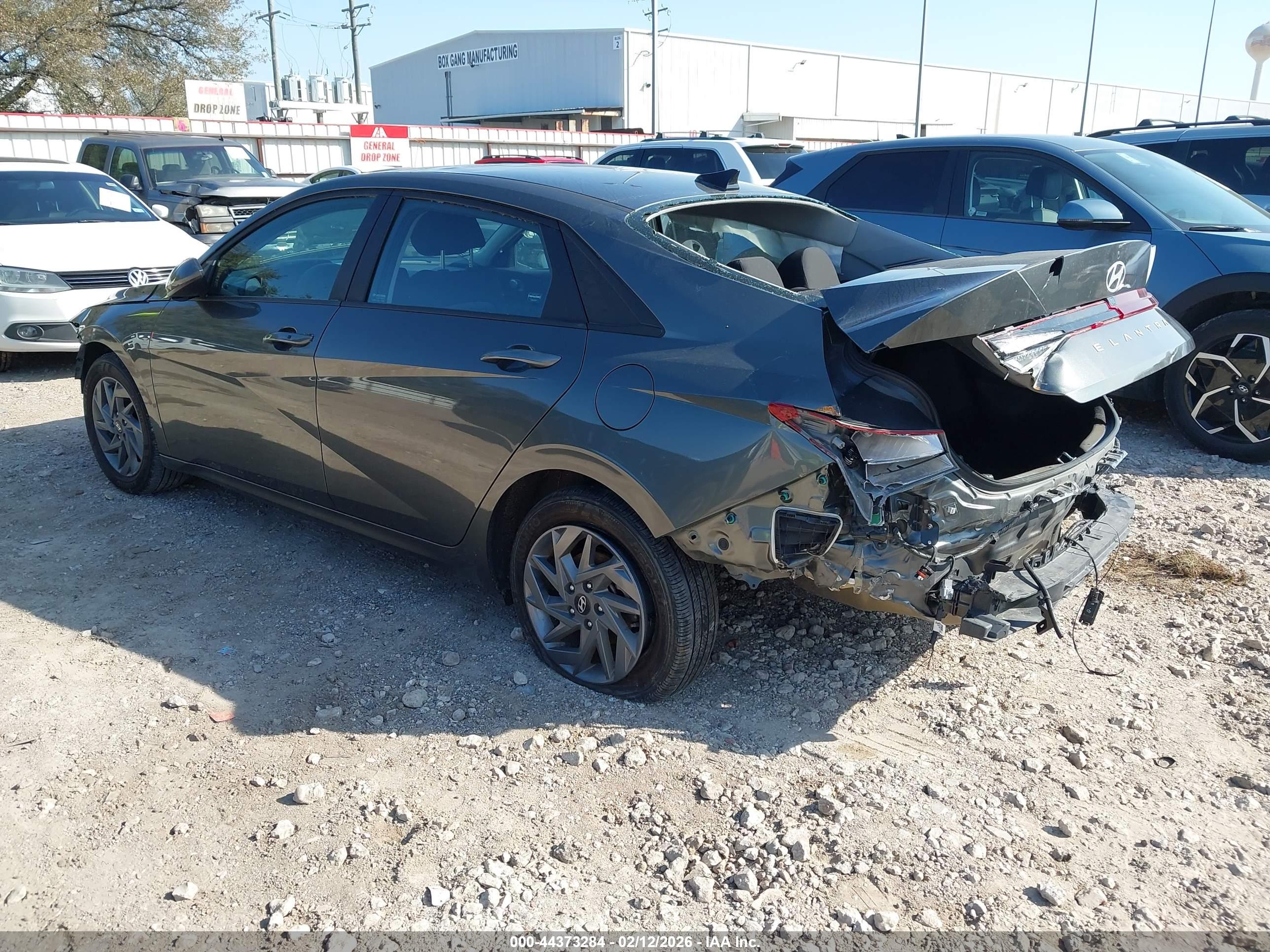 HYUNDAI ELANTRA image 3