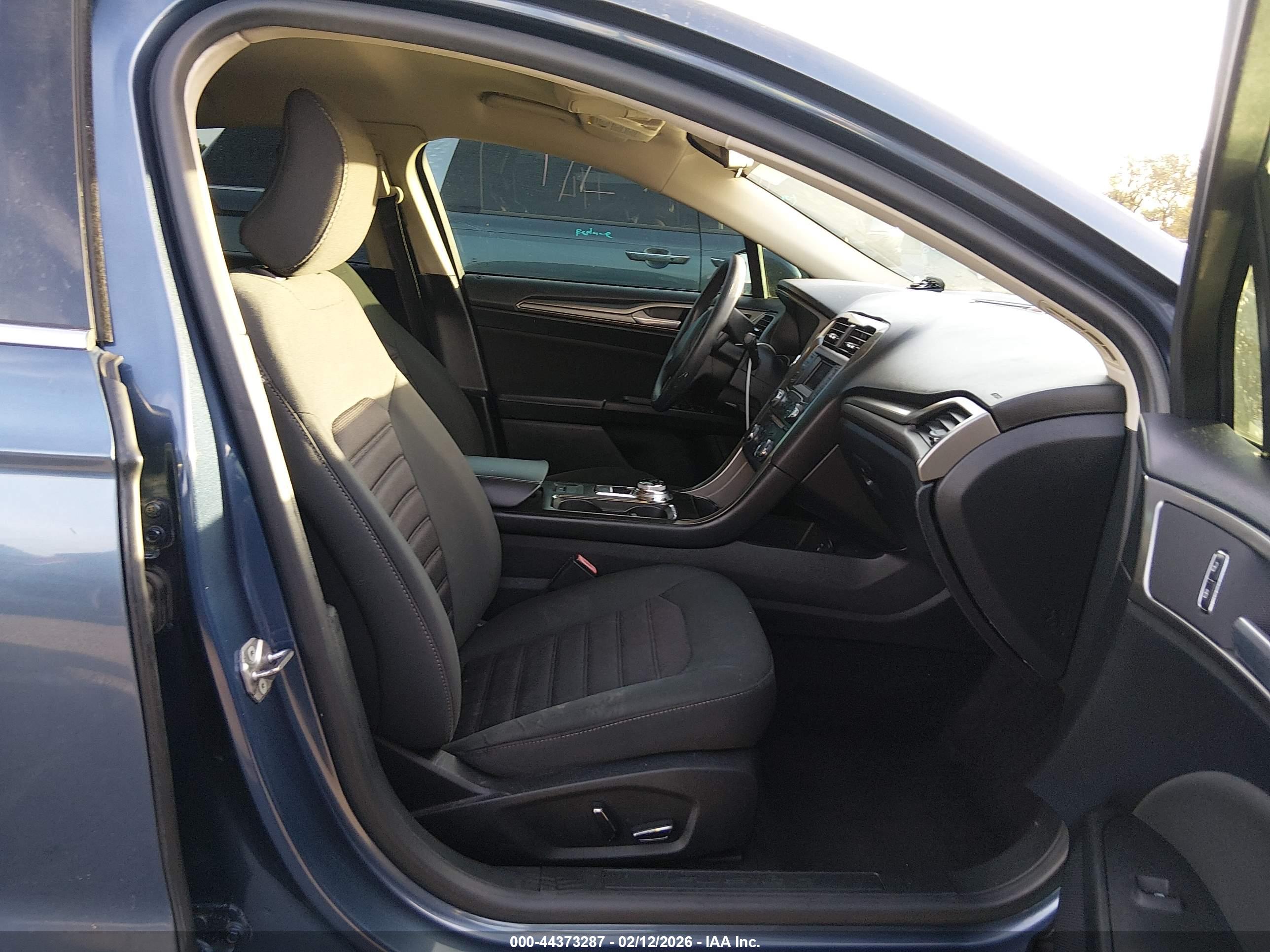FORD FUSION image 5