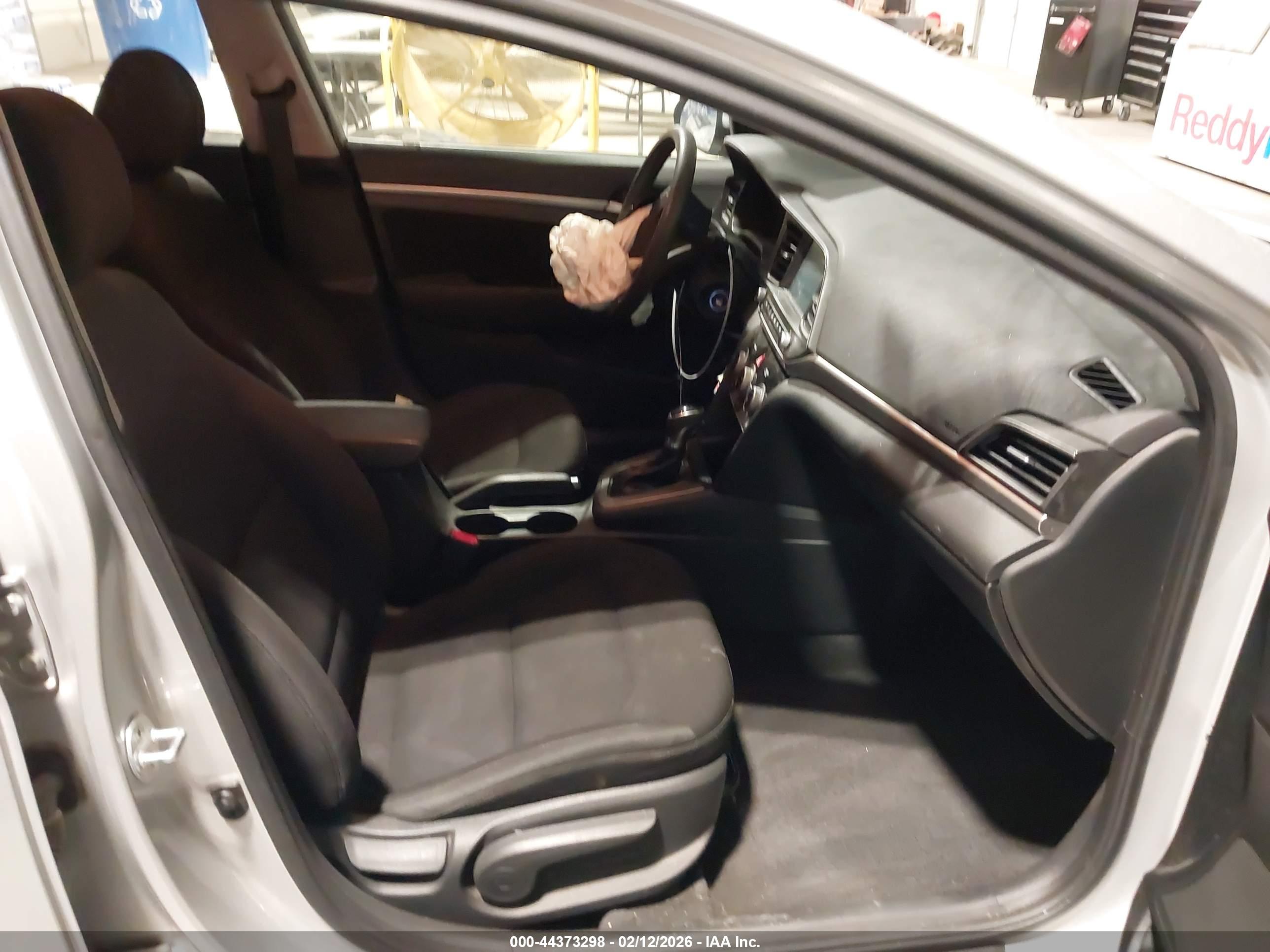 HYUNDAI ELANTRA image 5