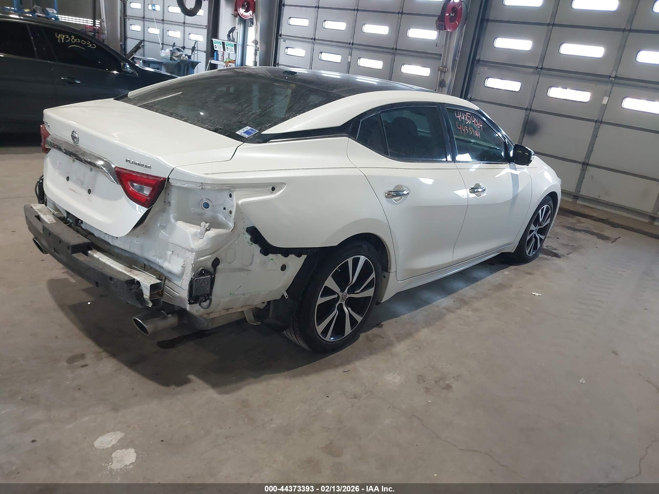 NISSAN MAXIMA image 4
