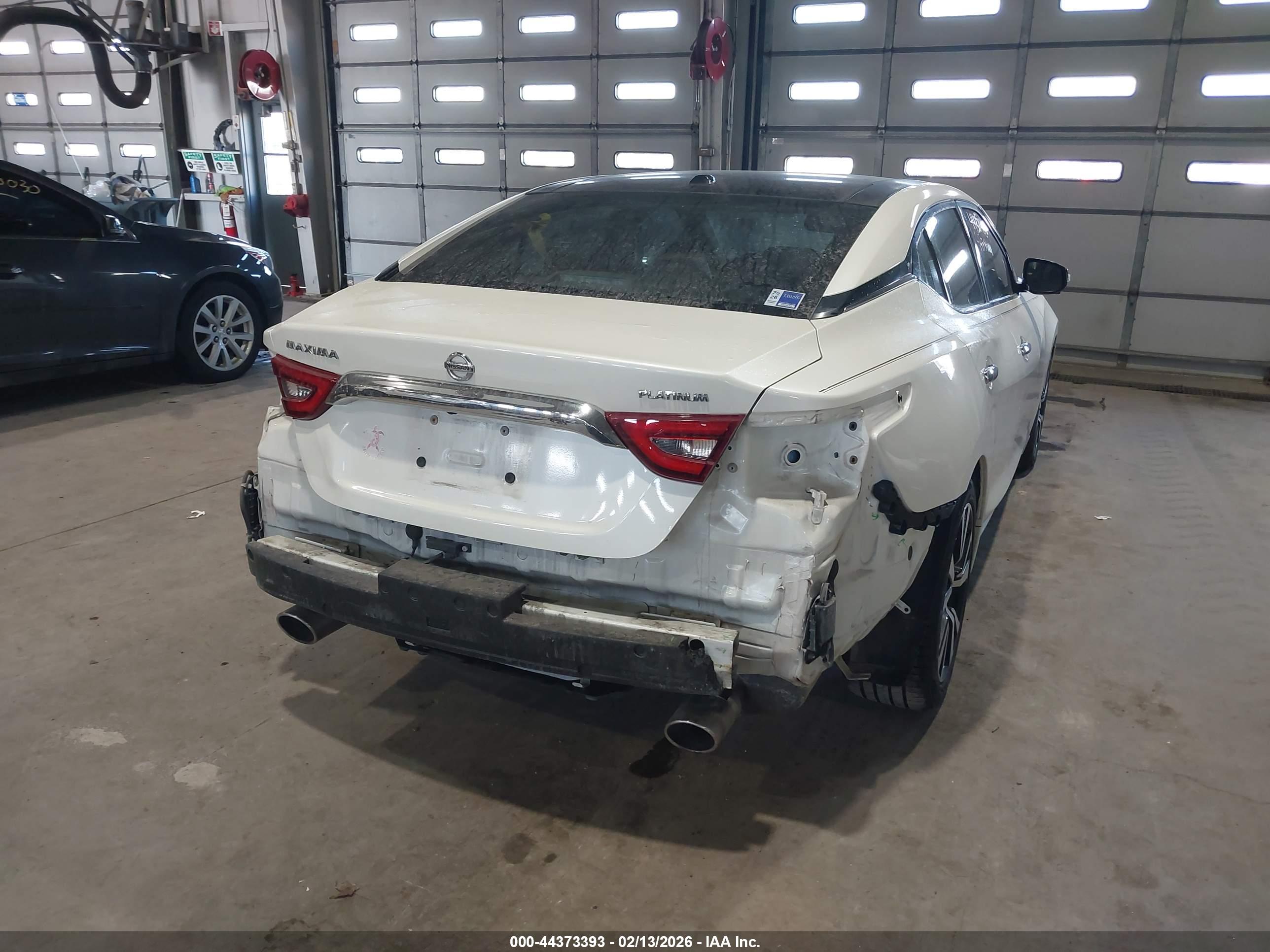 NISSAN MAXIMA image 6